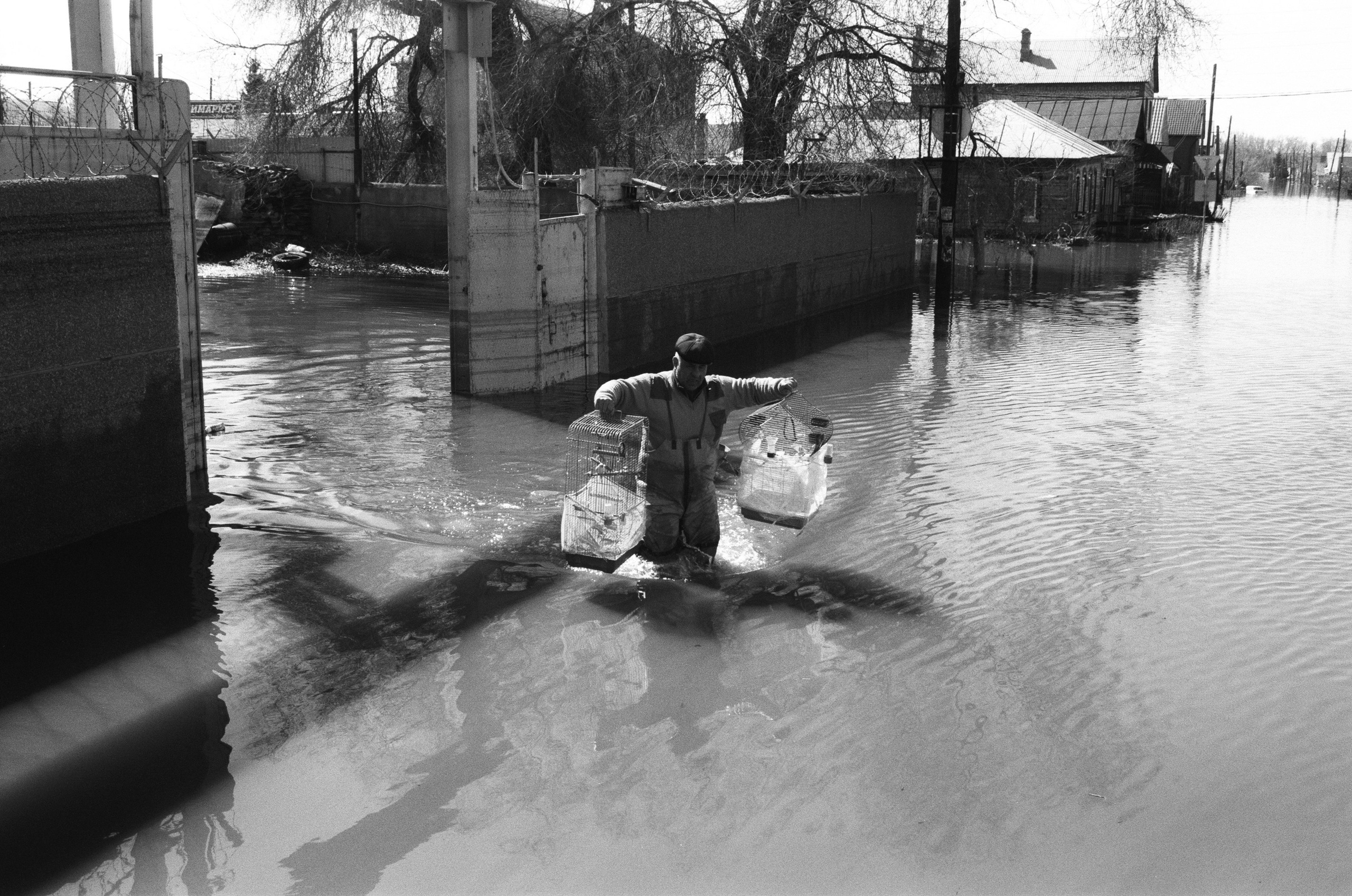 Мужчина выносит клетки с живым и мертвым попугаем на Советской улице | 11.04.2024 / г. Орск