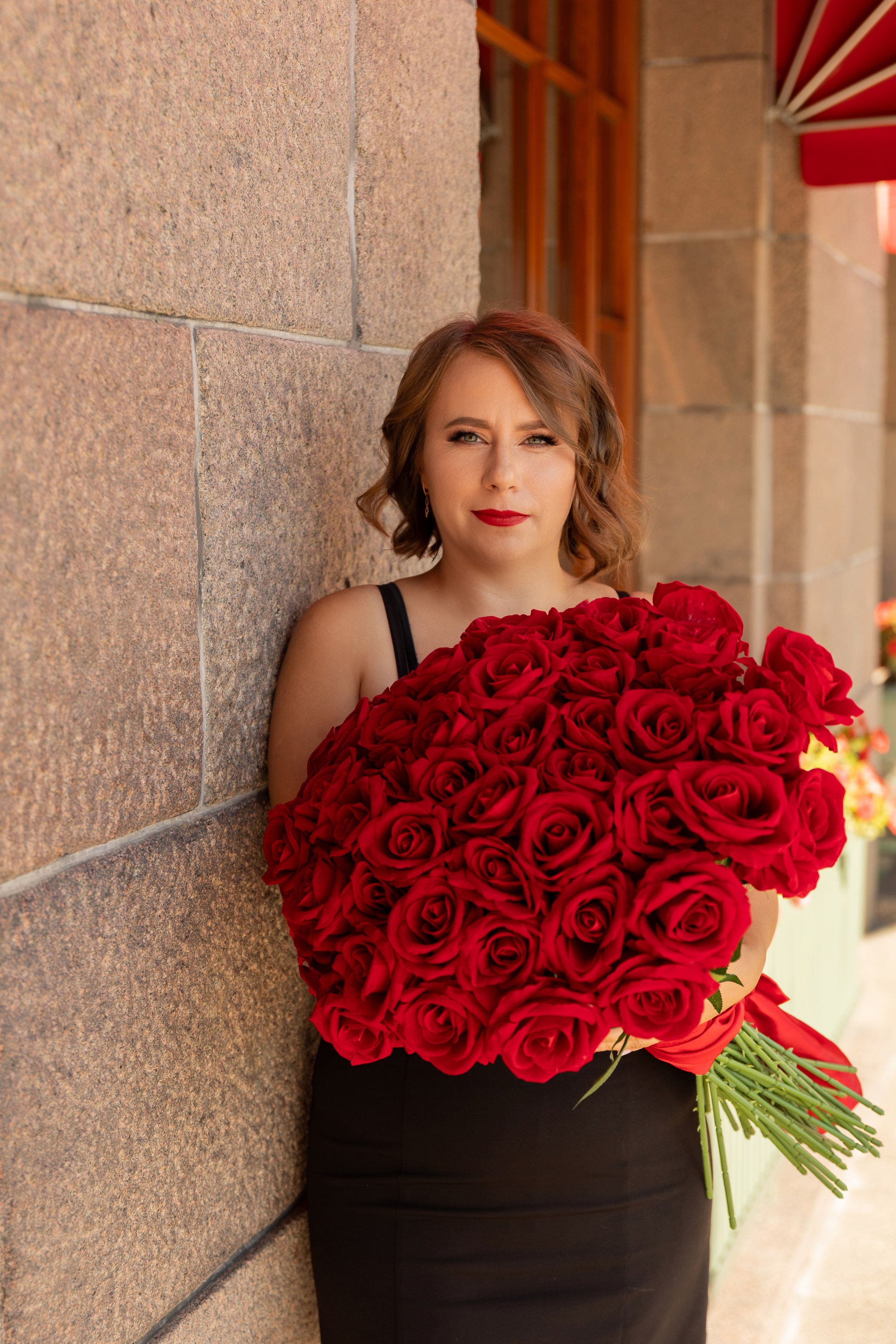 Фотопрогулка в центре с букетом красных роз. Семейный и свадебный фотограф в Санкт-Петербурге Татьяна Швыкова