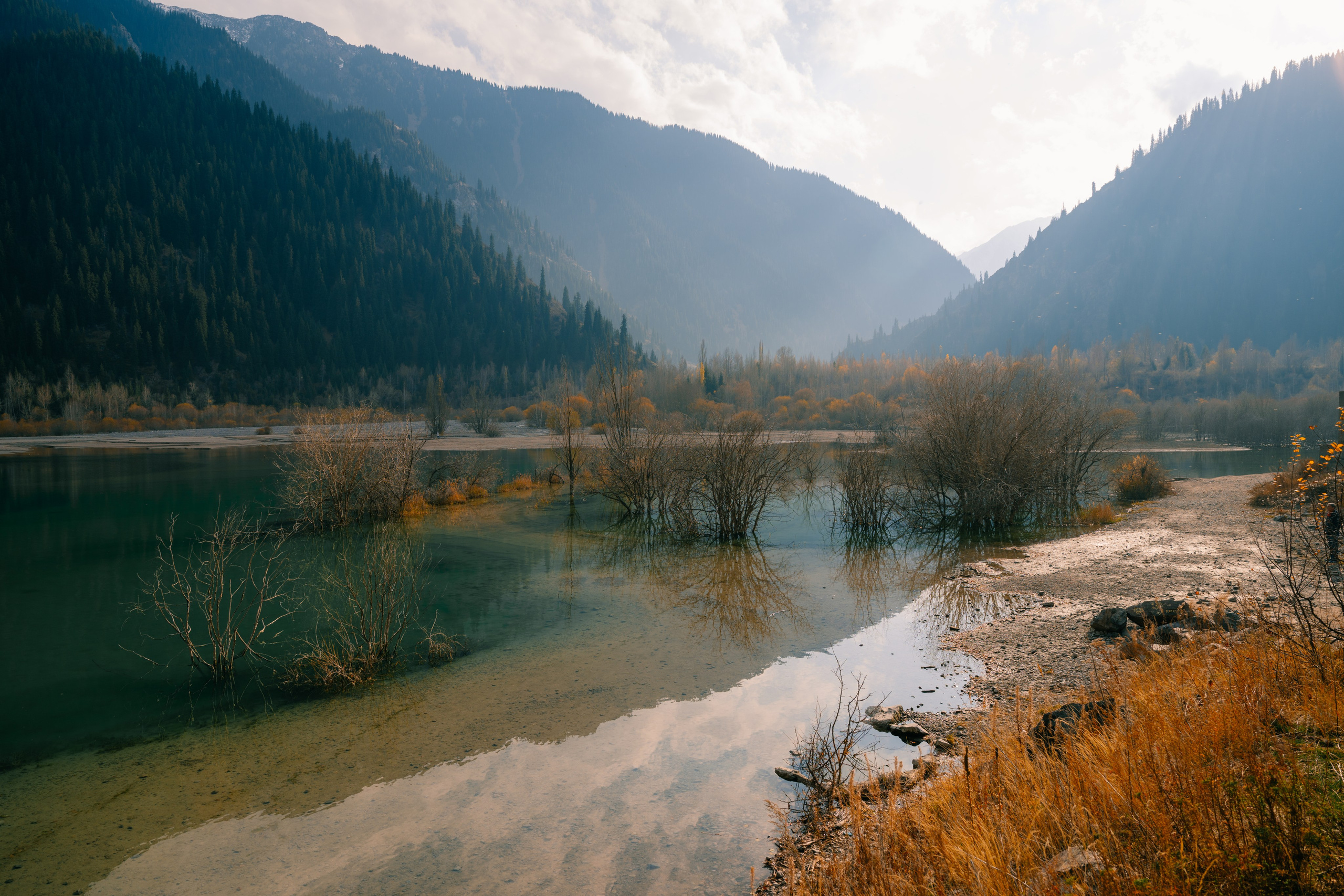 Озеро Иссык, осень 2025. Фотограф в Алматы — Алексей Коньков | Репортаж, свадьбы, портреты
