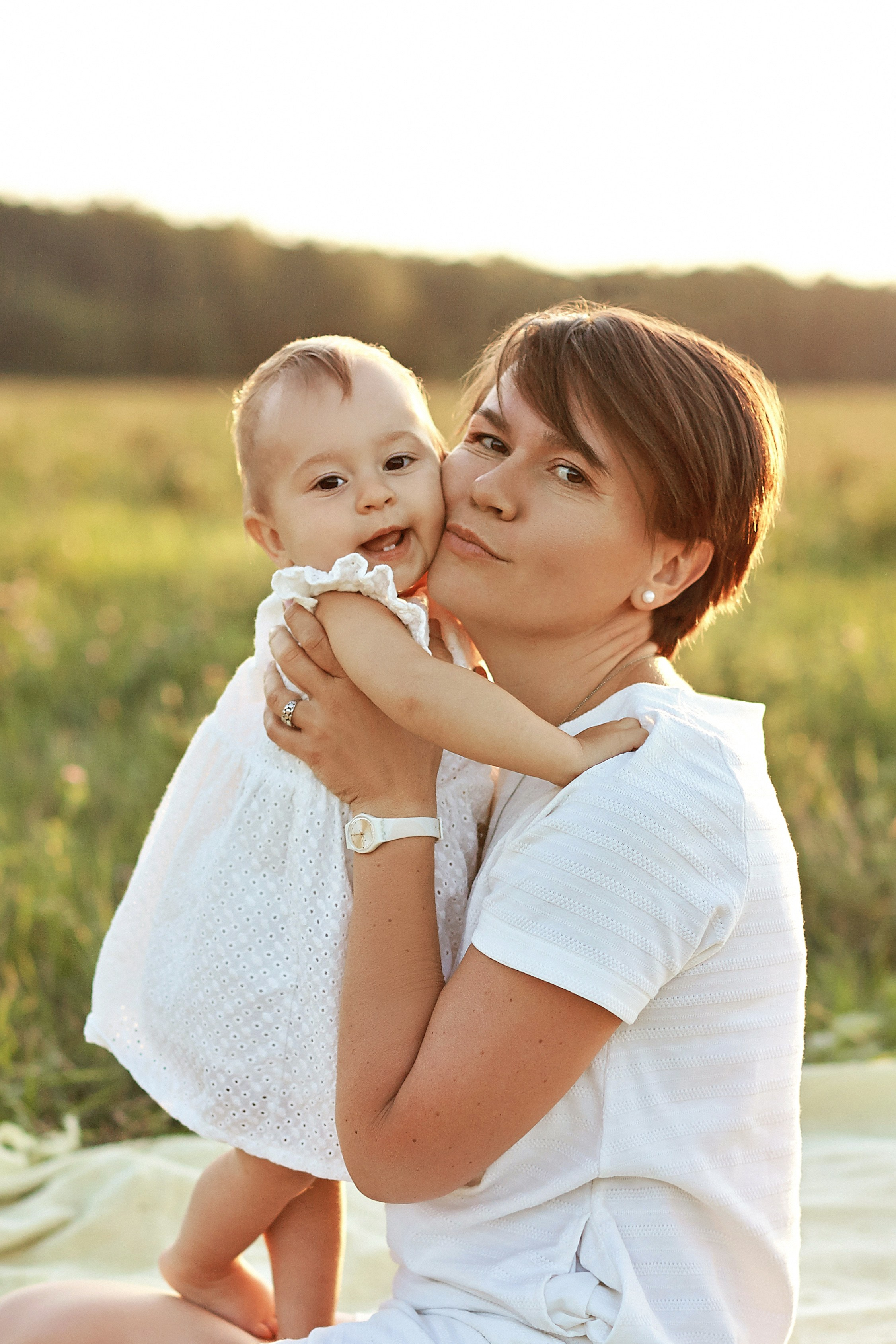 Мама с дочкой в поле на закате. Фотограф Ольга Ефремова
