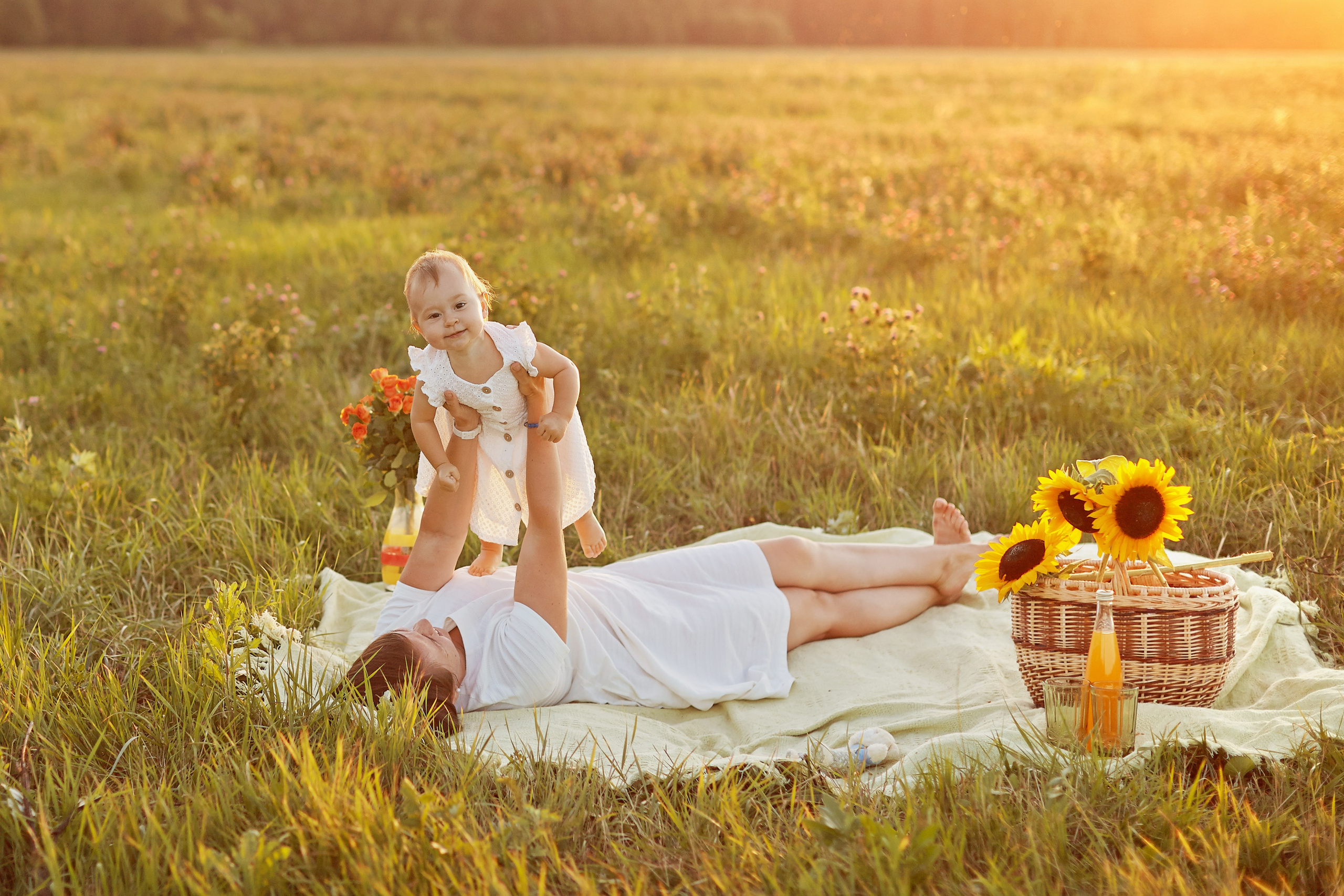 Мама с дочкой в поле на закате. Фотограф Ольга Ефремова