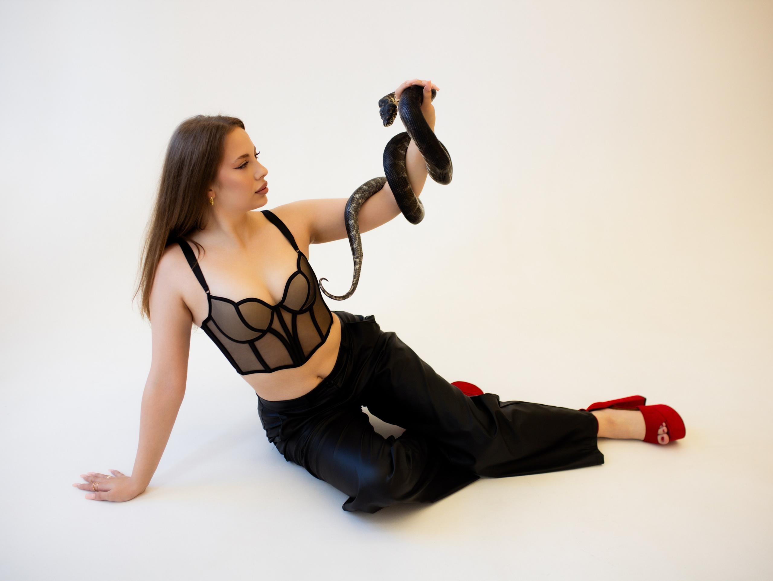 Фотосессии со змейкой. Свадебный и семейный фотограф Виолетта в Липецке