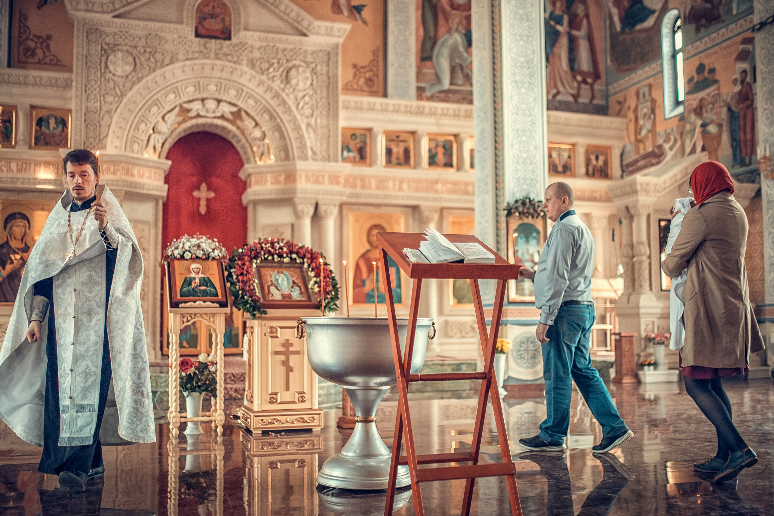 Таинство Крещения младенца Тимофея в храме Мартоны Московской в ЖК Цветы. Екатерина Крапивина фотограф церковных Таинств в Нижний Новгороде