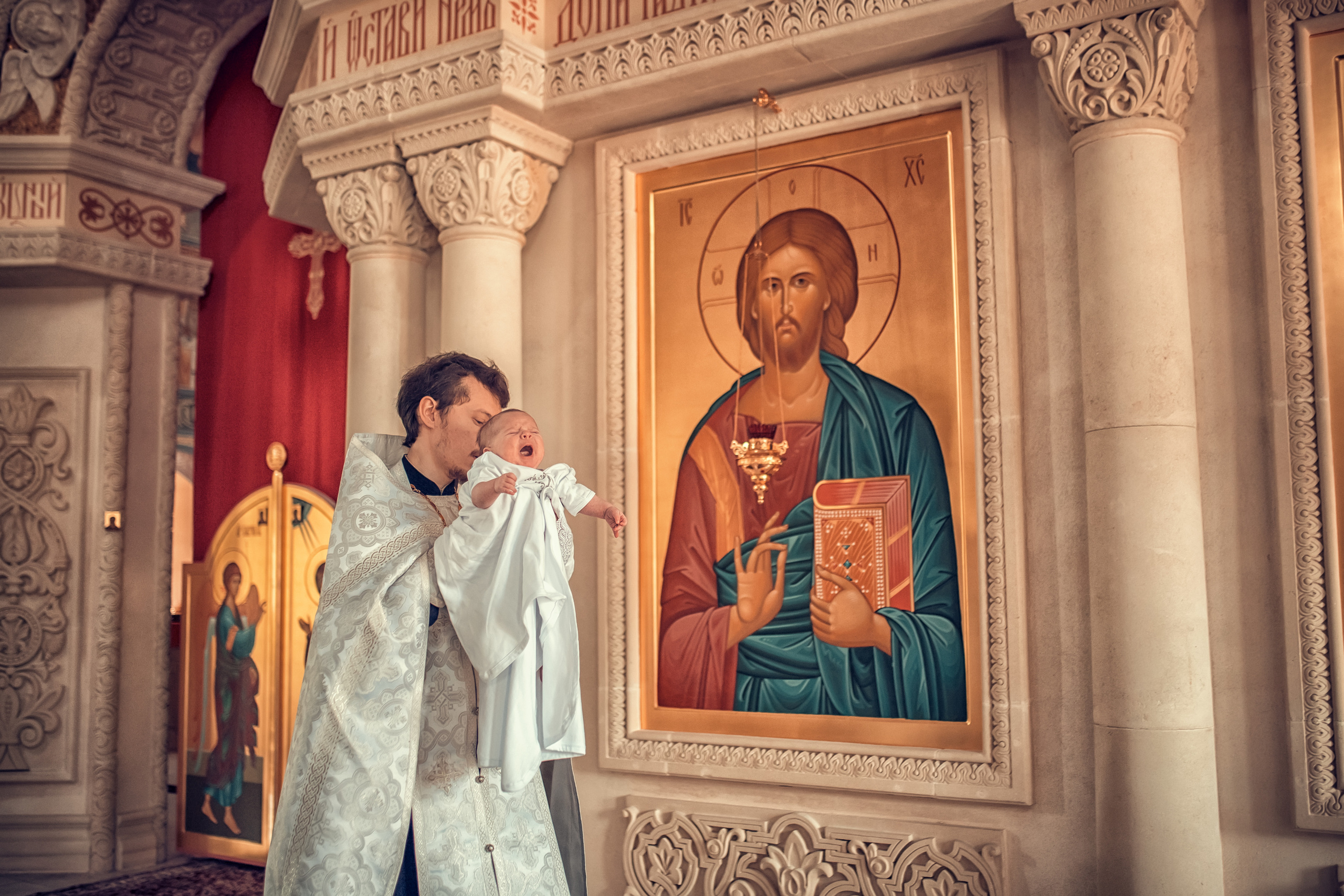 Таинство Крещения младенца Тимофея в храме Мартоны Московской в ЖК Цветы. Екатерина Крапивина фотограф церковных Таинств в Нижний Новгороде