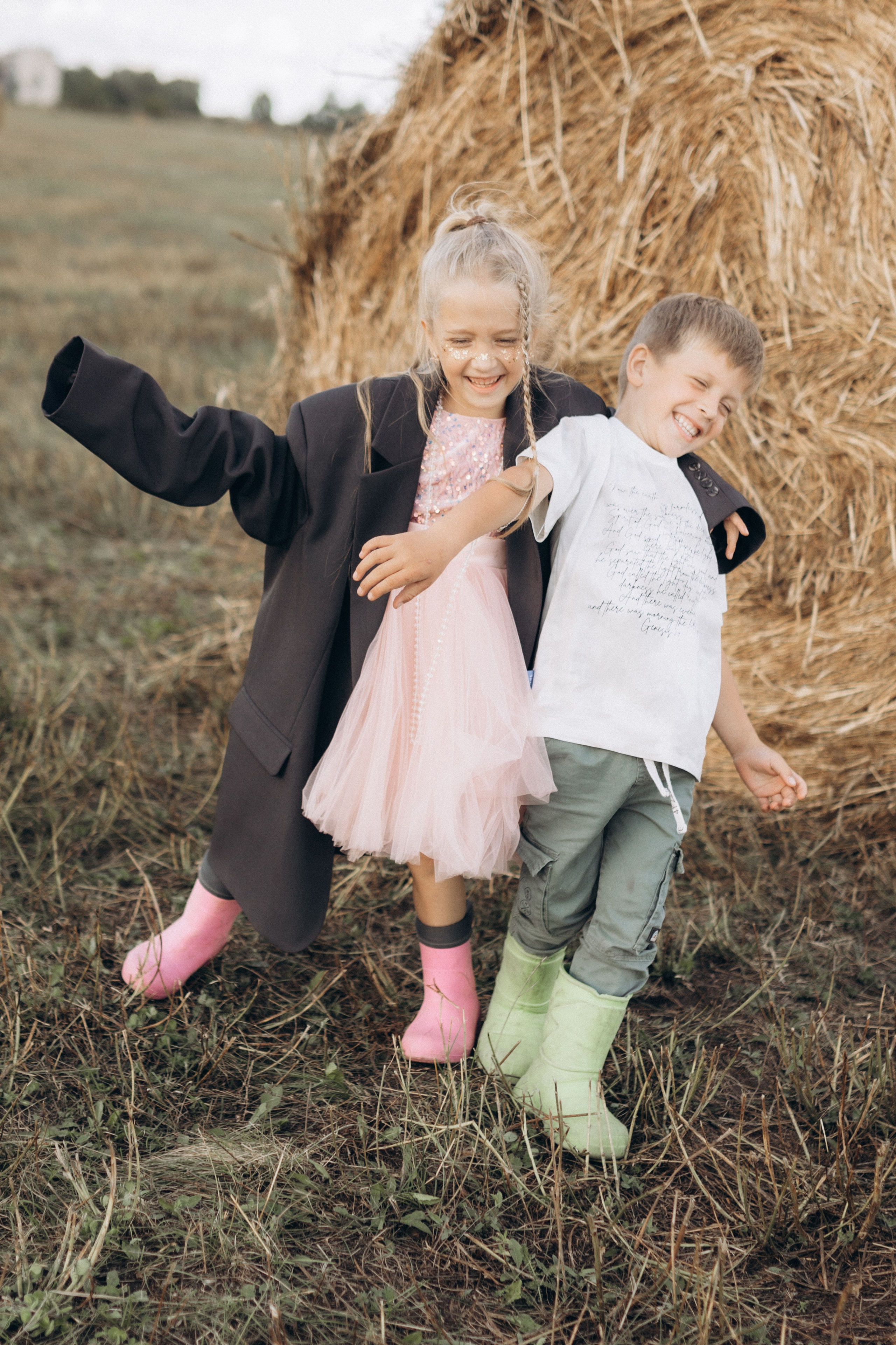 Вика и Миша на сене. Семейный фотограф lifestyle в Новосибирске Елена Шпилевая