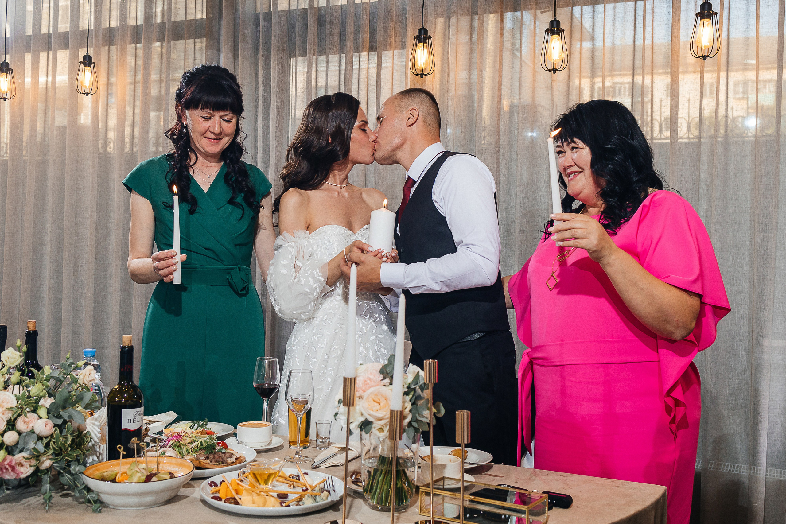 Волшебное утро невесты в номере отеля. Олег Сверчков | Свадебный фотограф Вологда