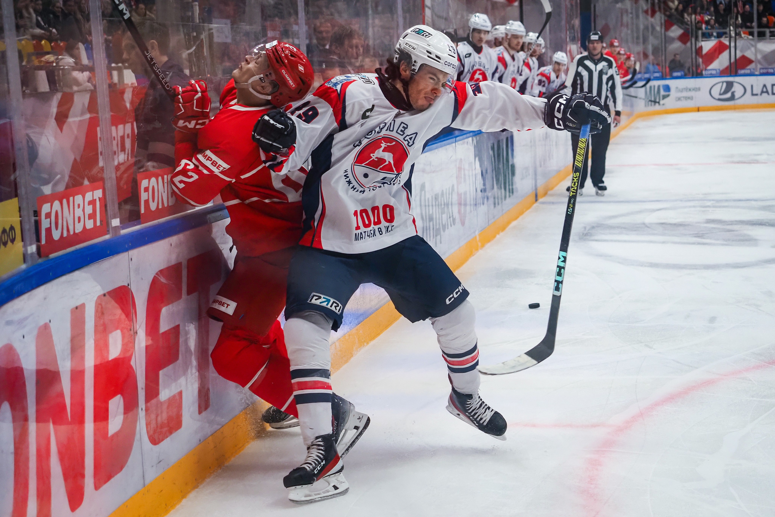 Силовой прием хоккеиста у борта с падением