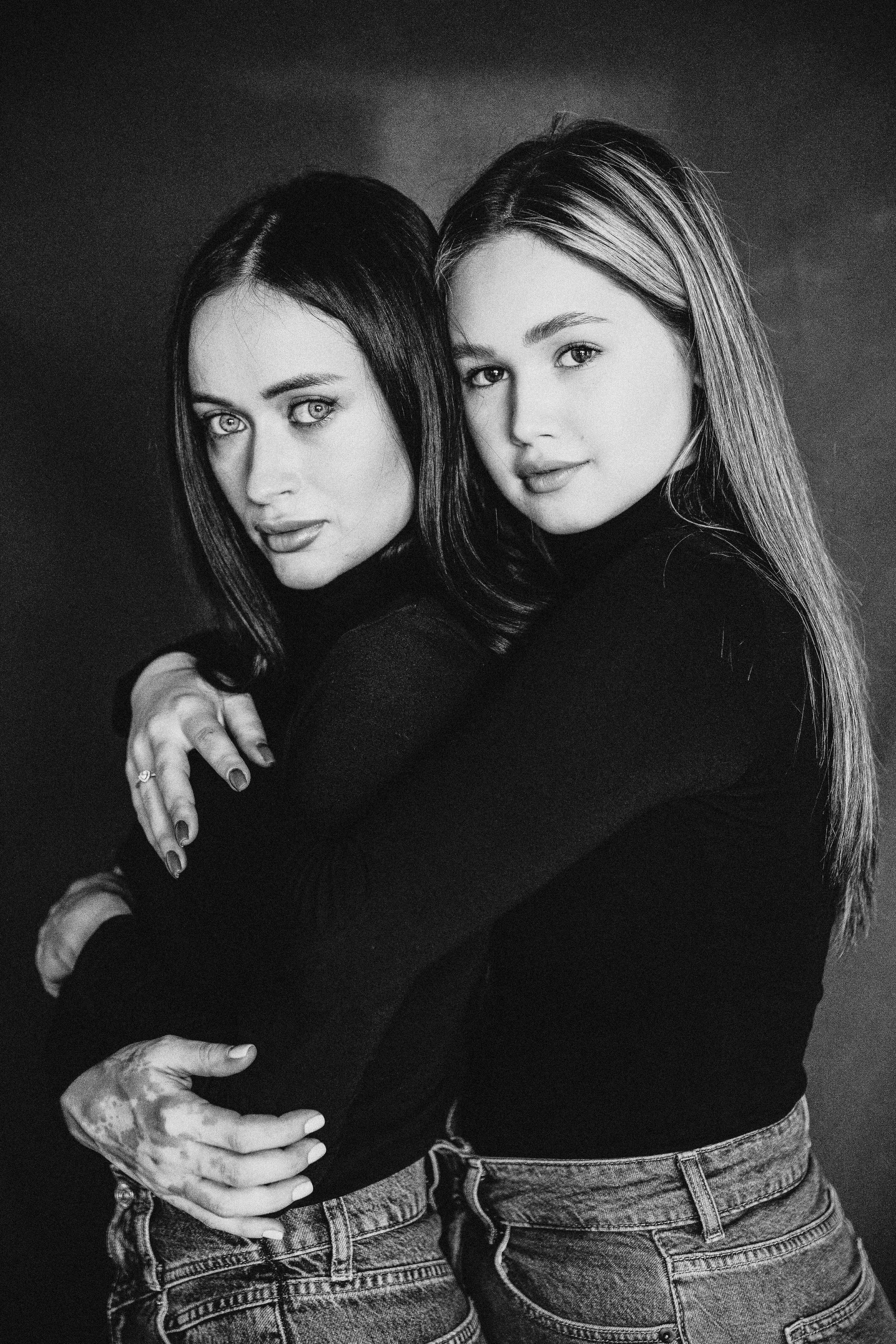 две красивые девушки в черных водолазках на фотосессии в Москве