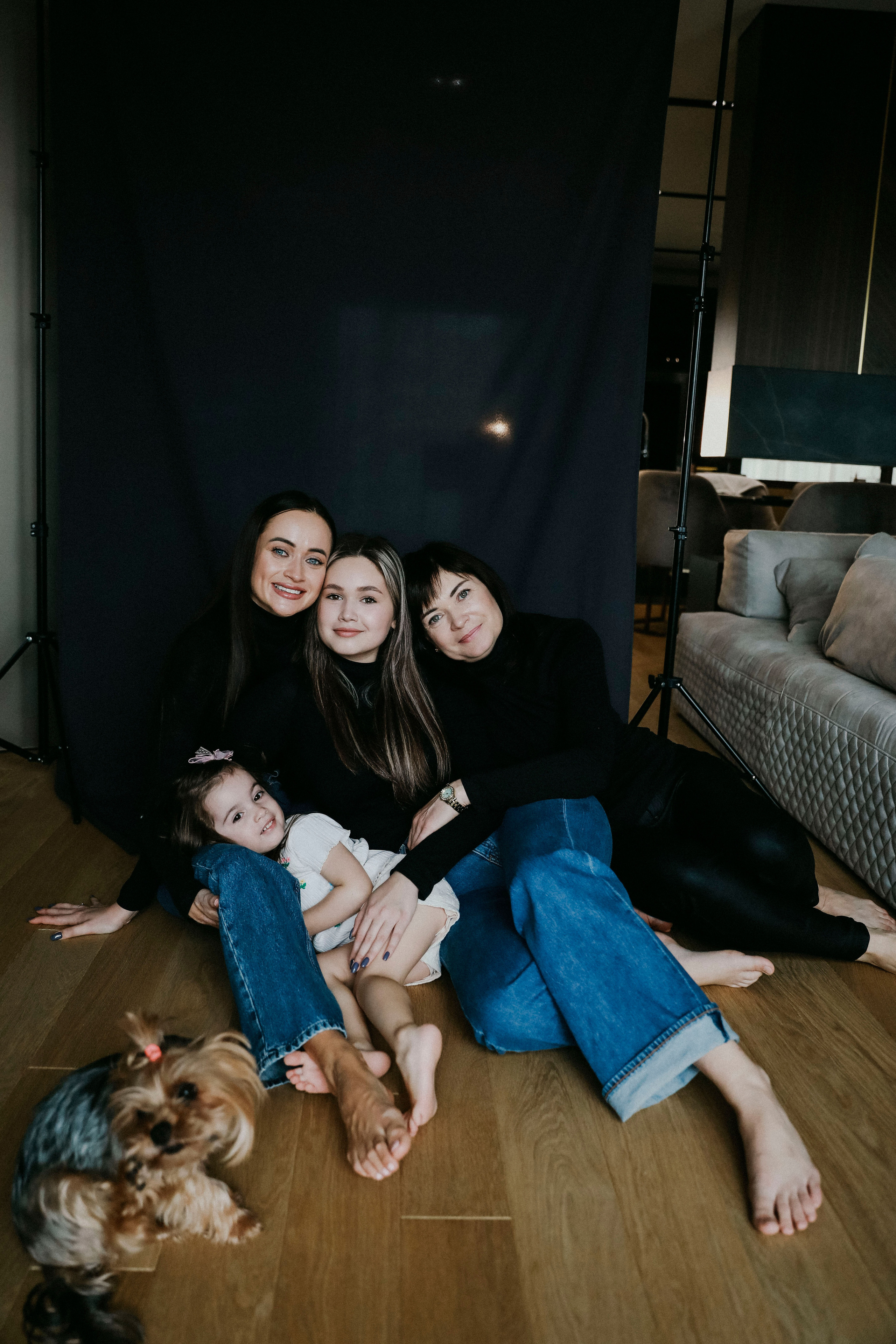 красивая большая семья на профессиональной фотосессии у себя дома