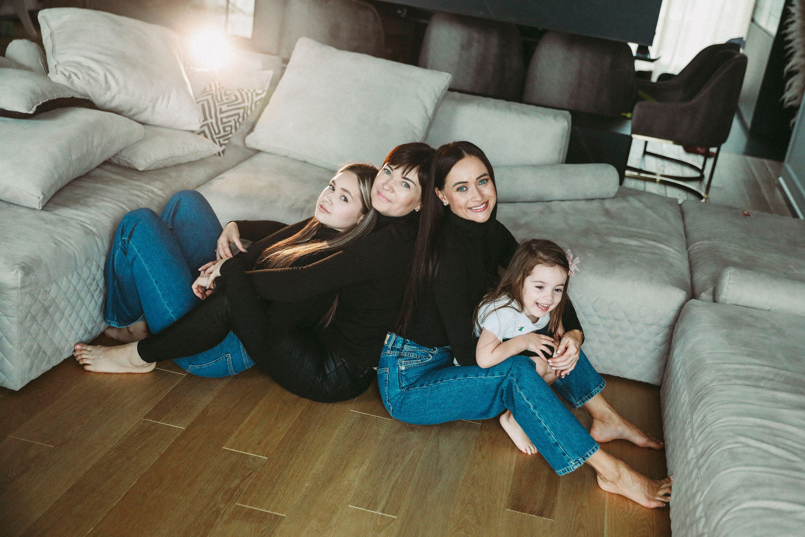 красивая семья на фотосессии