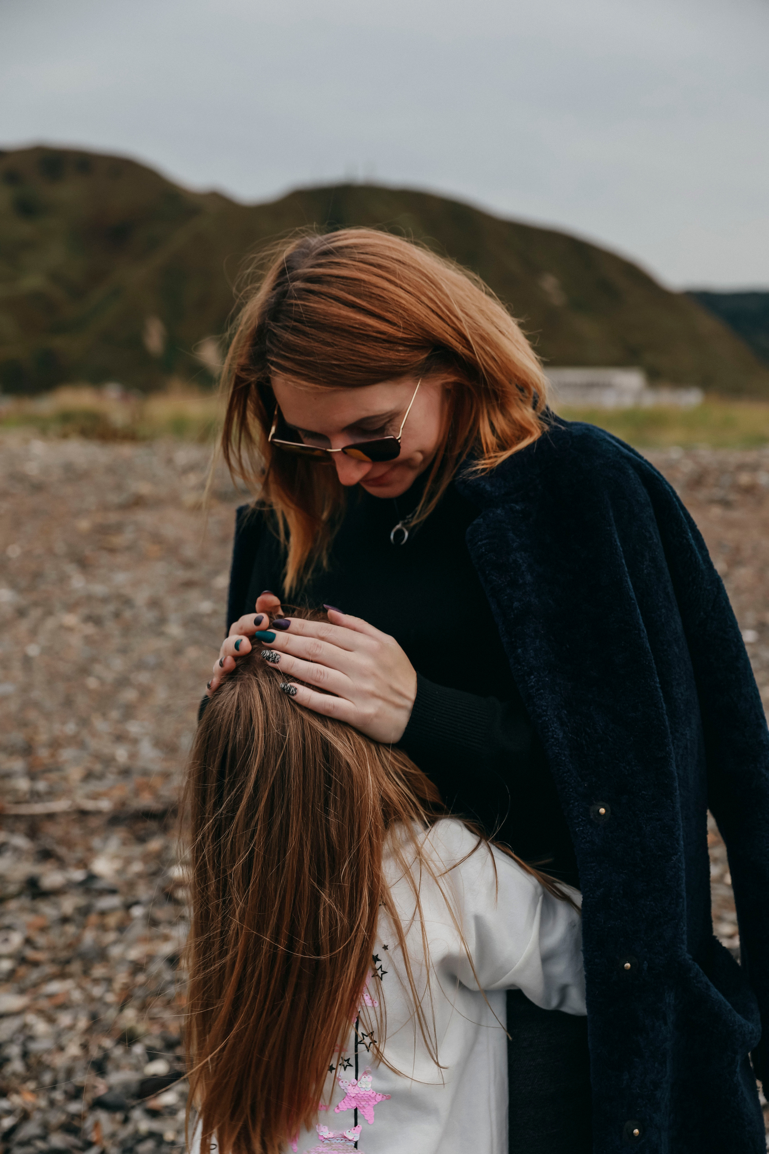 Мама с дочкой обнимаются