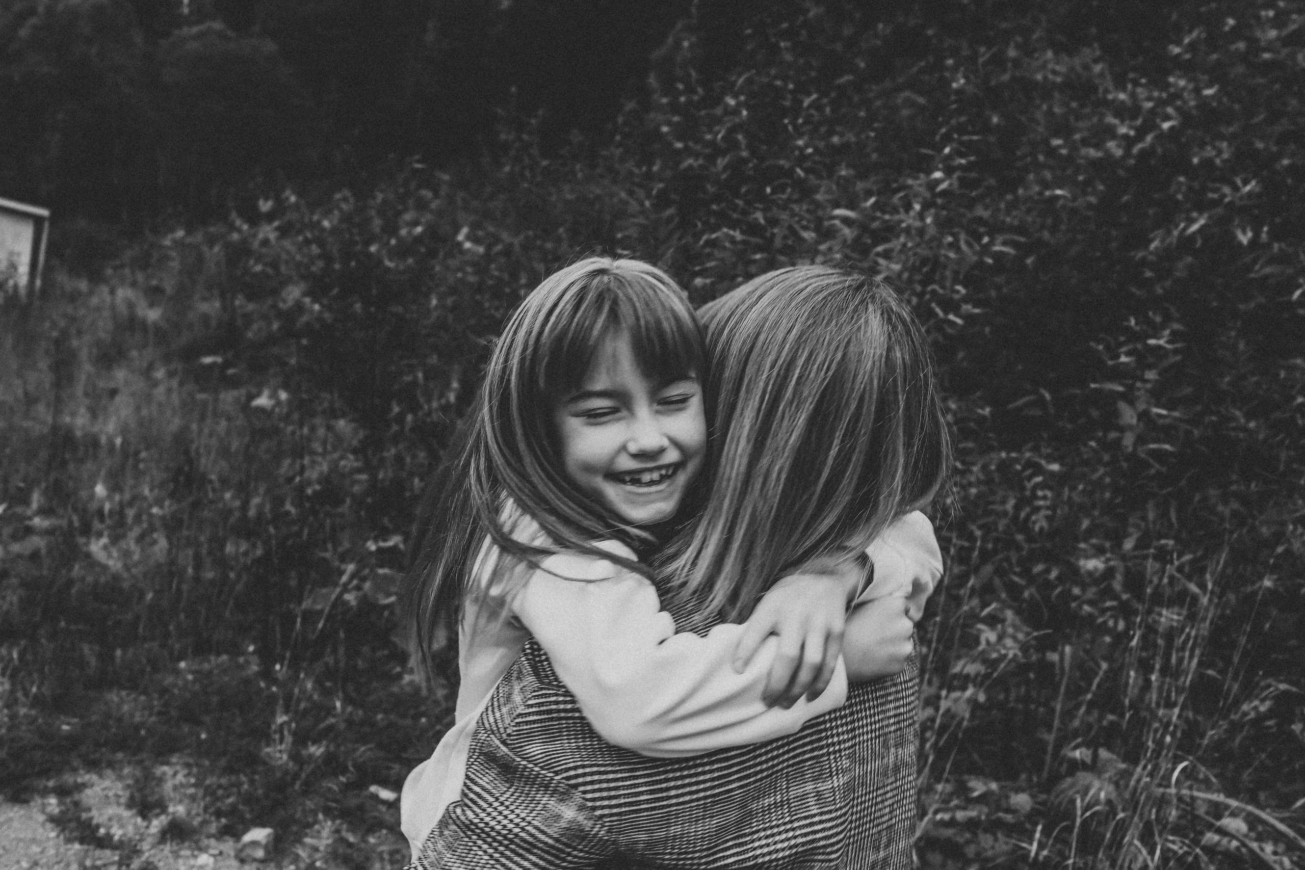 мама обнимает свою маленькую дочку