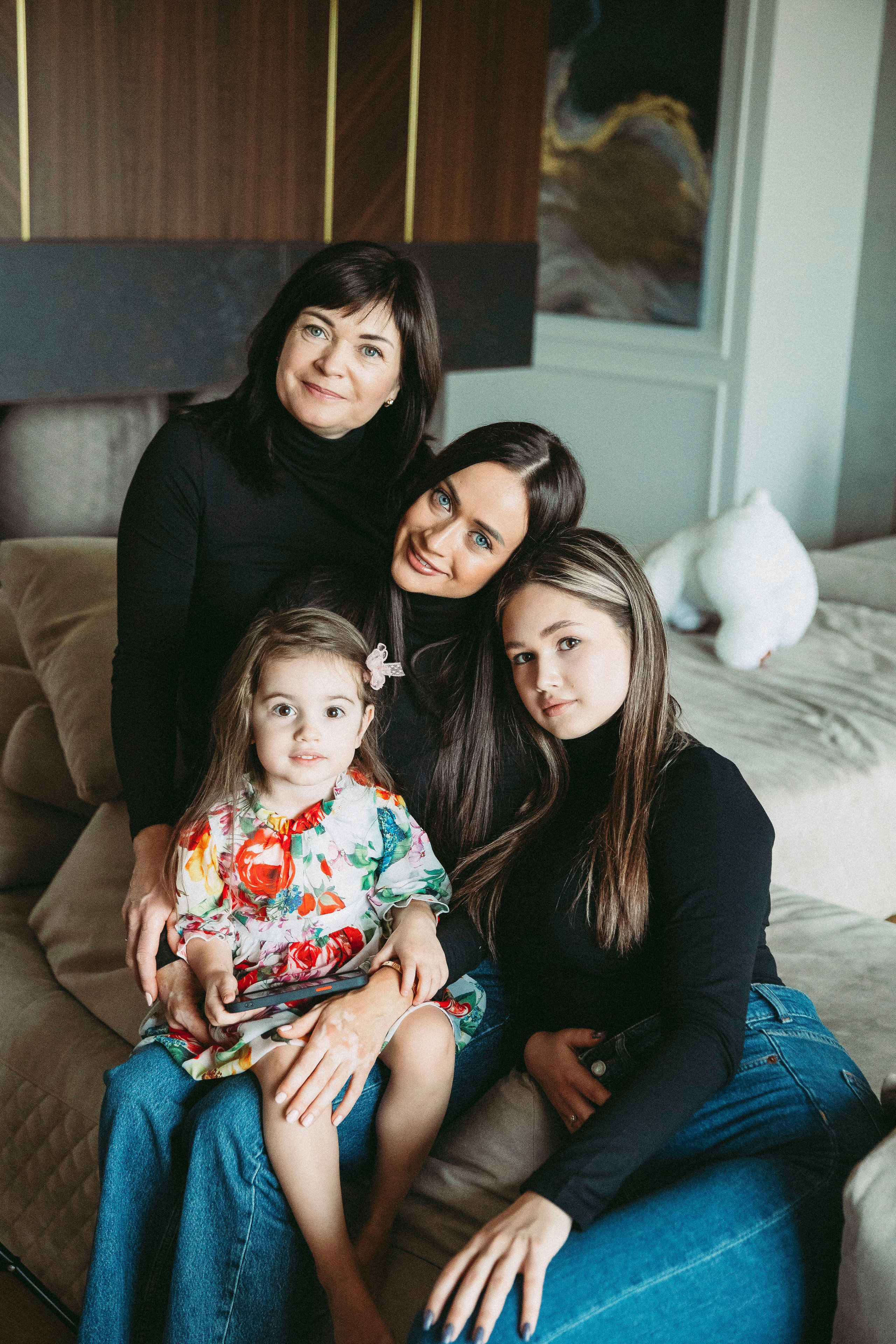 красивая большая семья фотографируется у себя дома