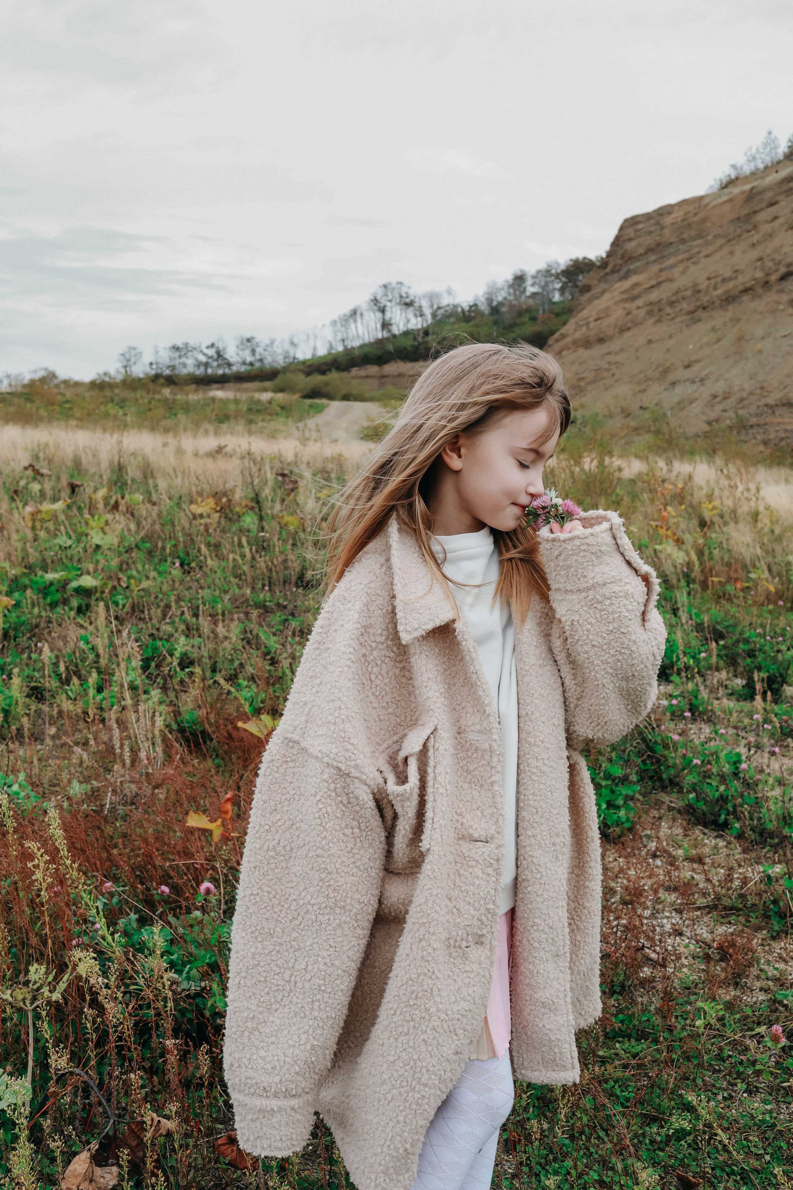 красивая школьница гуляет по остраву Сахалин со своей мамой