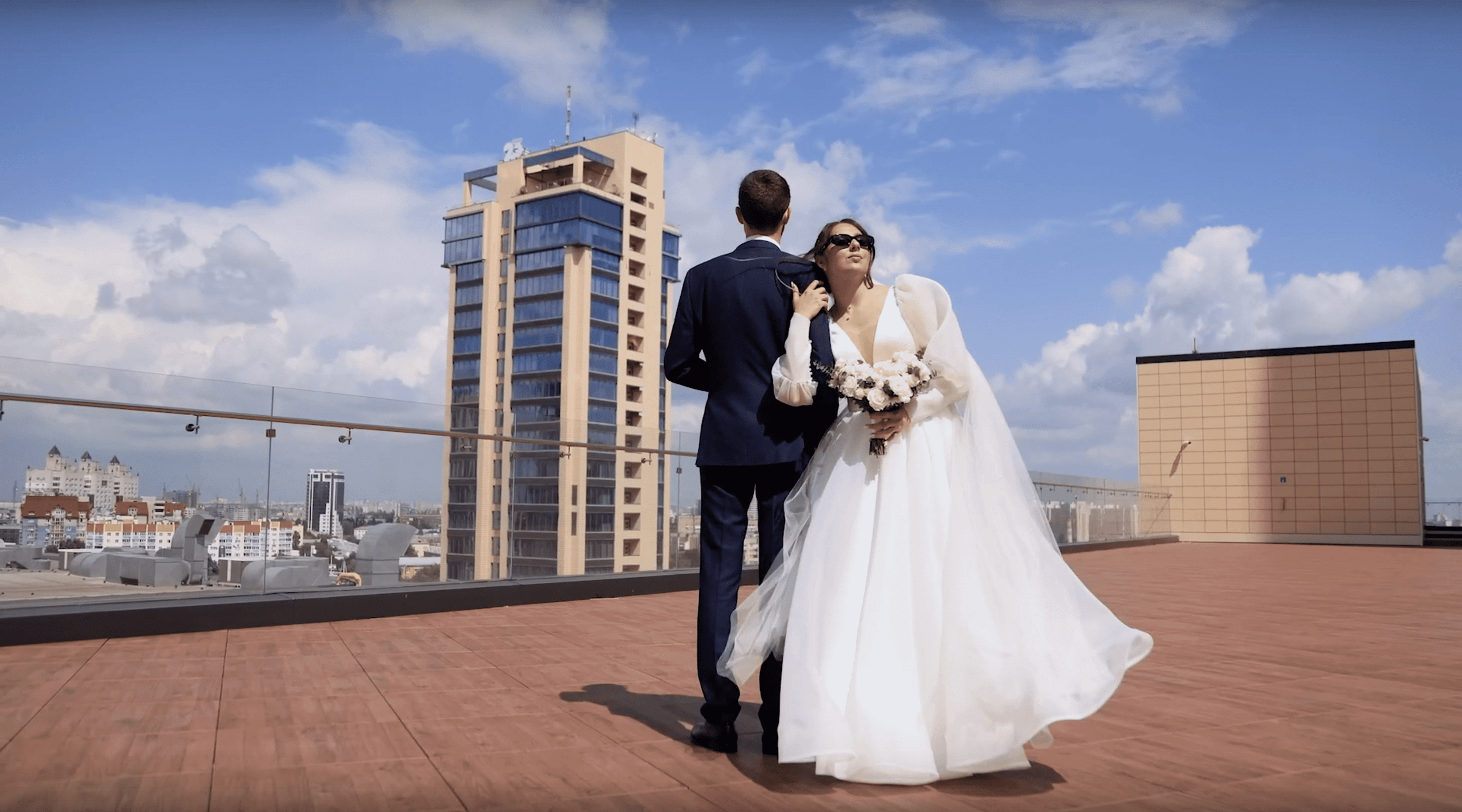 Видеосьемка молодоженов на крыше небоскреба