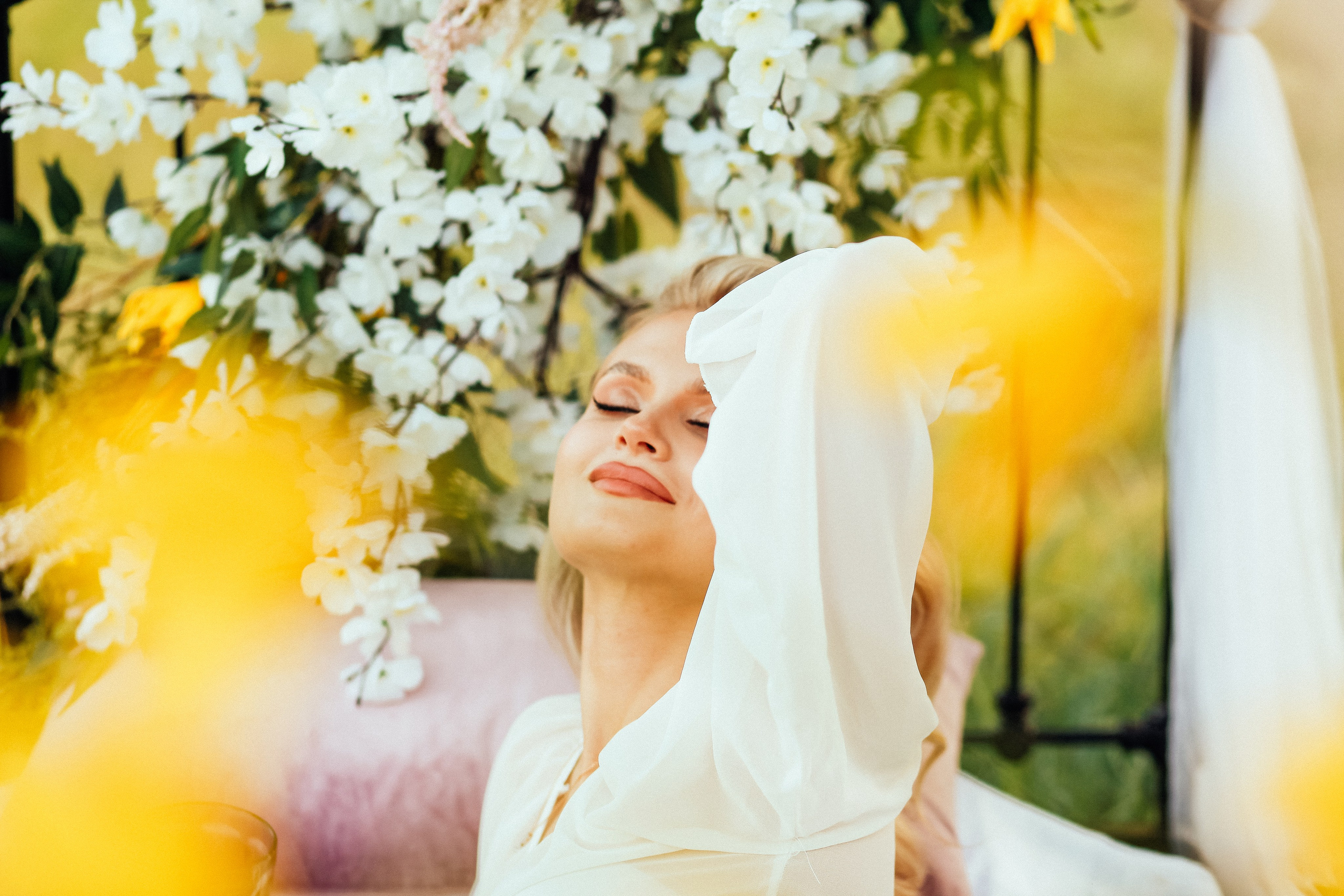 утро очень красивая невеста блондинка цветы природа лето декор дерево кровать виктория