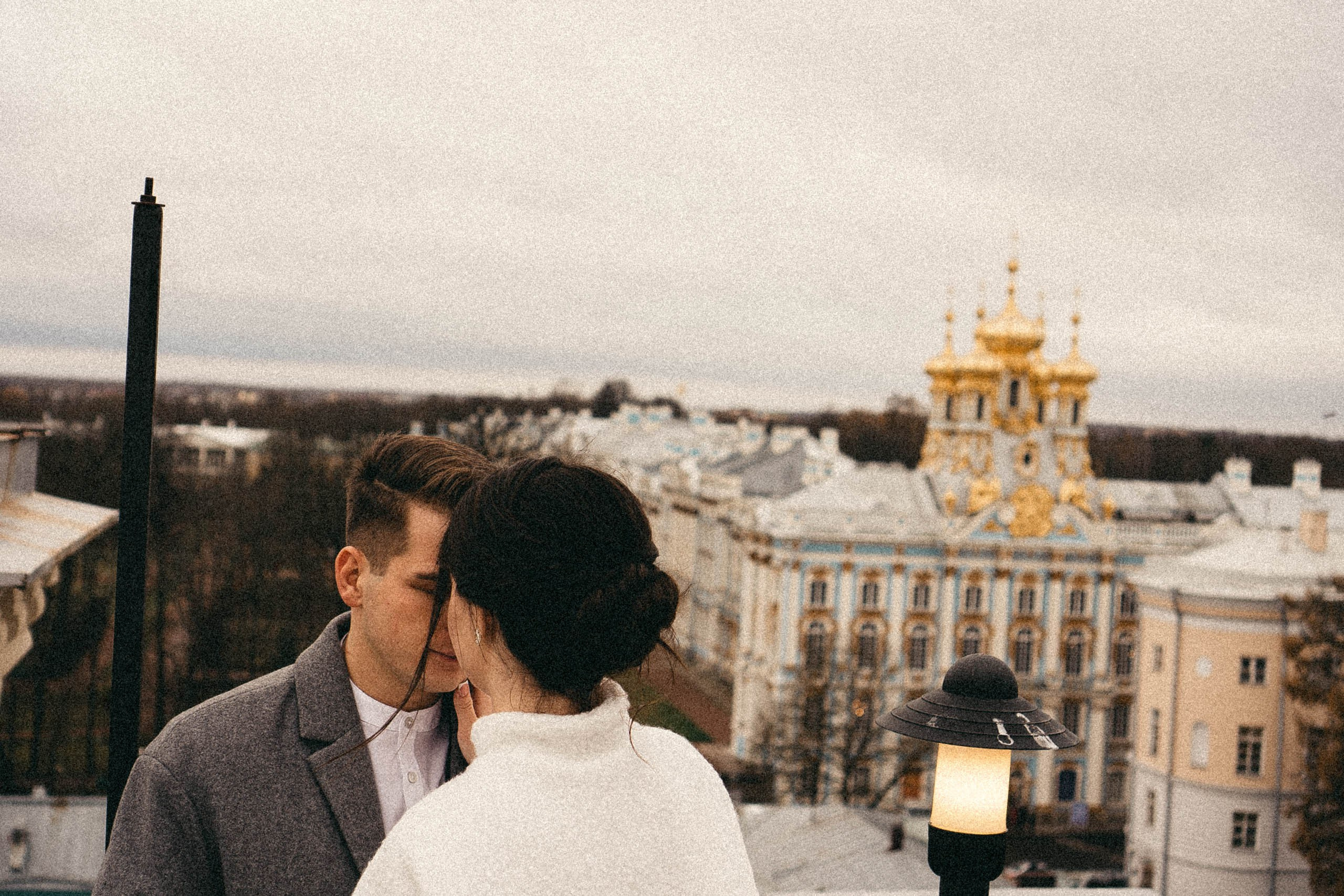 СВАДЕБНАЯ СЬЕМКА ПАРЫ В ГОРОДЕ ПУШКИН В ПАРКЕ ЕКАТЕРИНЕНСКОМ В НОЯБРЕ. Профессиональный фотограф, Санкт-Петербург — Виктория Богомолова