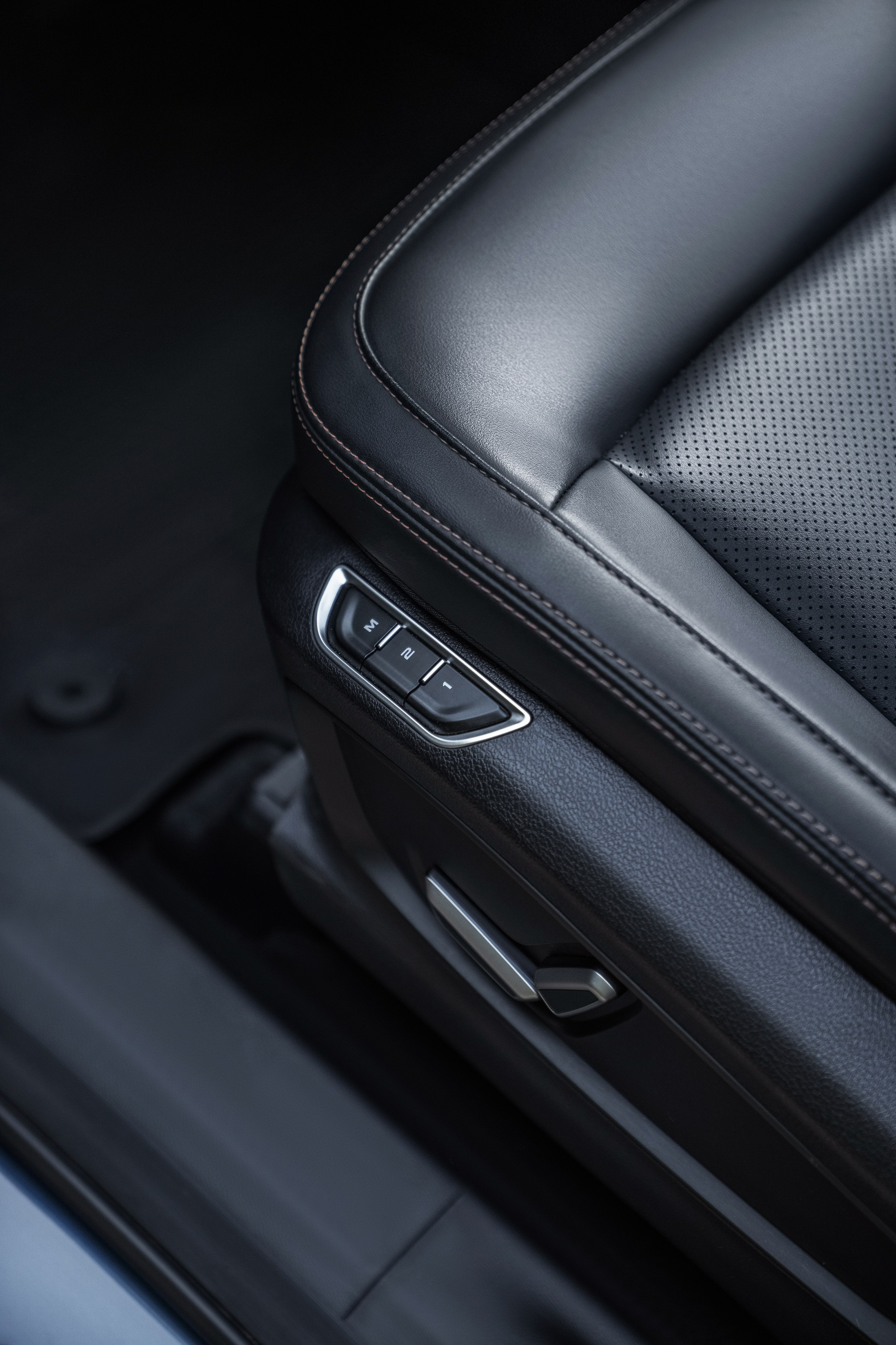 Geely Okavango (салон). Рекламный и портретный фотограф в Алматы, обучение для фотографов — Равиль Абушаев