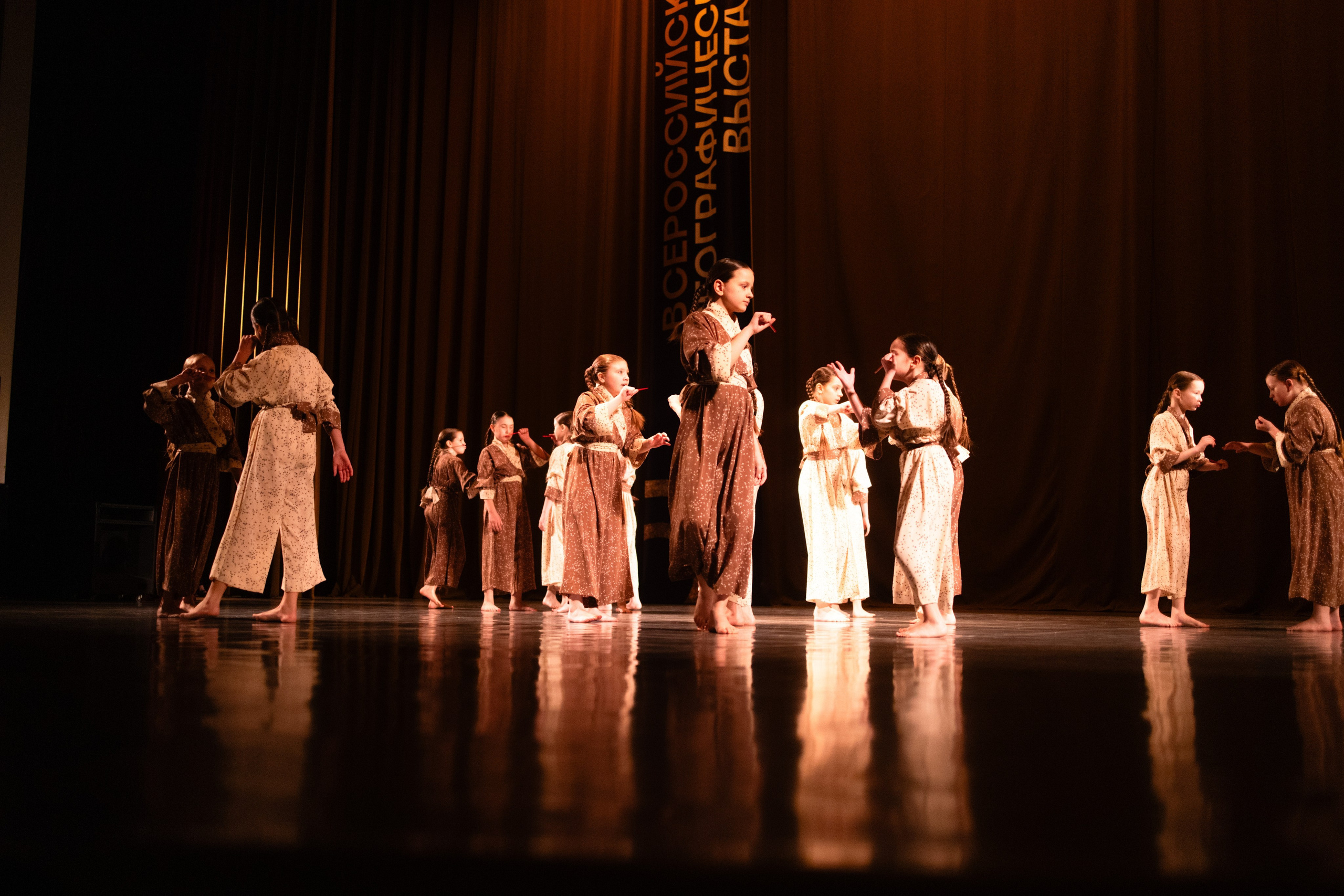 Общий план выступления со второго яруса зала в отеле «Санкт-Петербург».