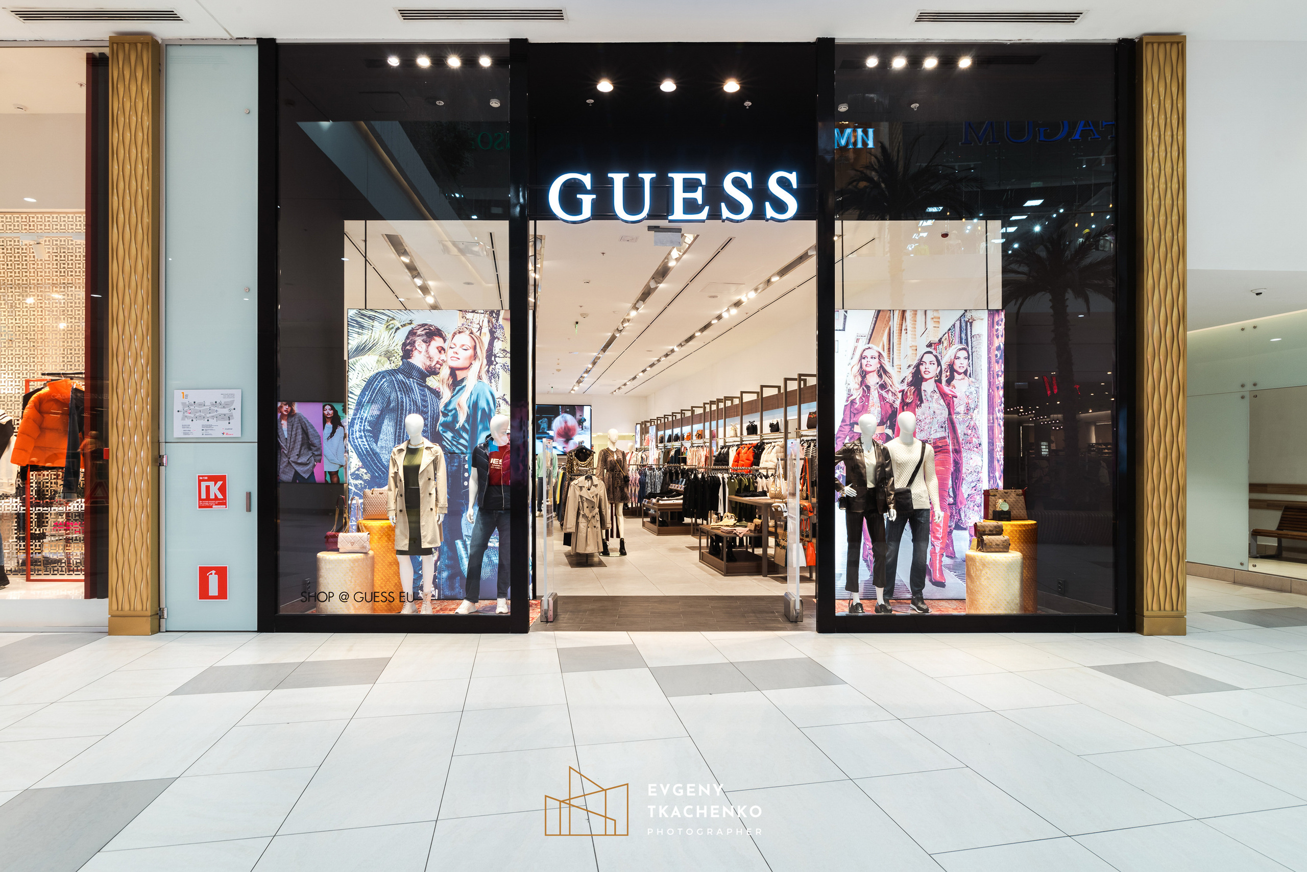 Шоу-рум «Guess» в Mega Silkway. Архитектурный и интерьерный фотограф в Казахстане