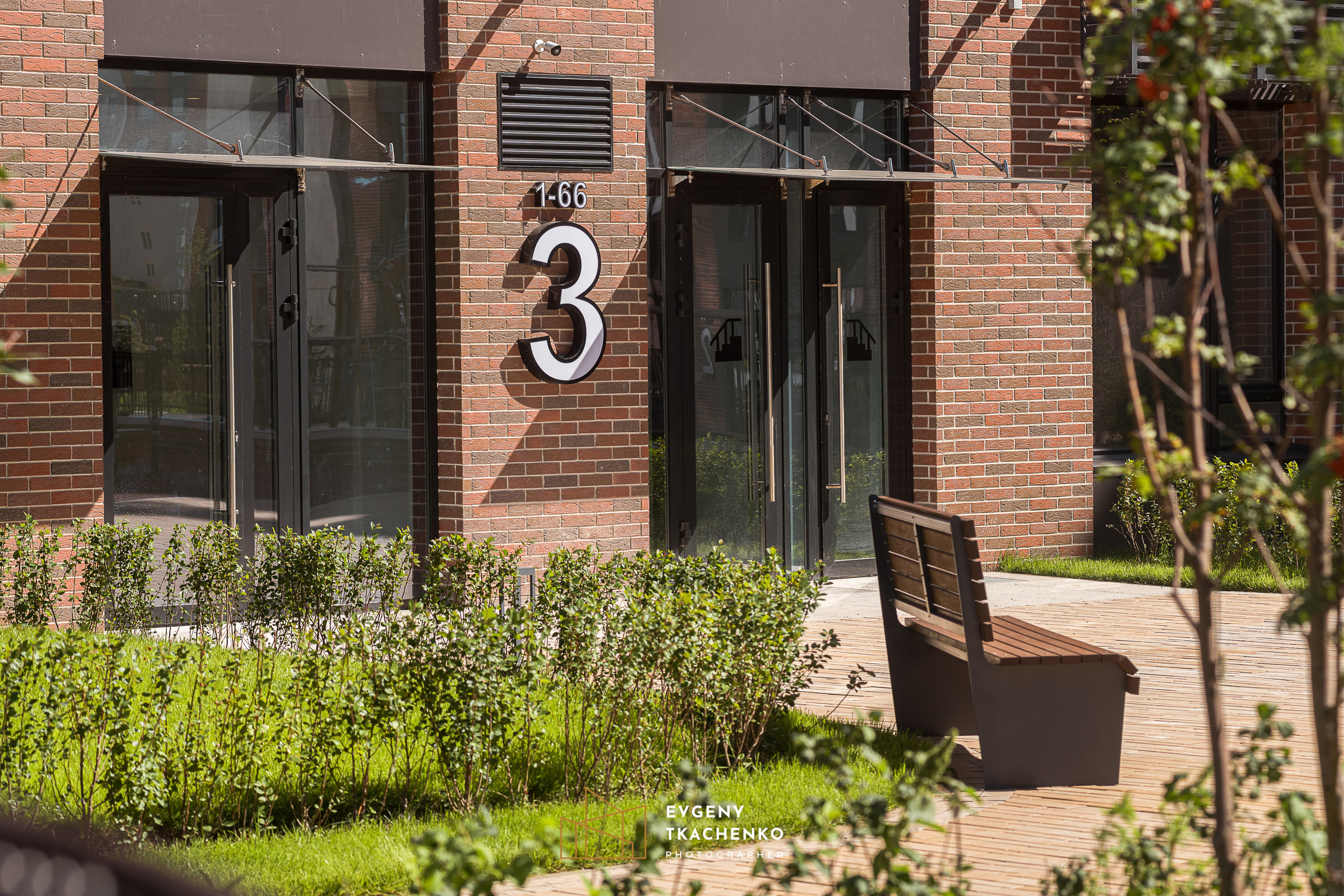 Интерьер холла и ландшафтный дизайн двора в ЖК «Дом на Ботаническом». Архитектурный и интерьерный фотограф в Казахстане