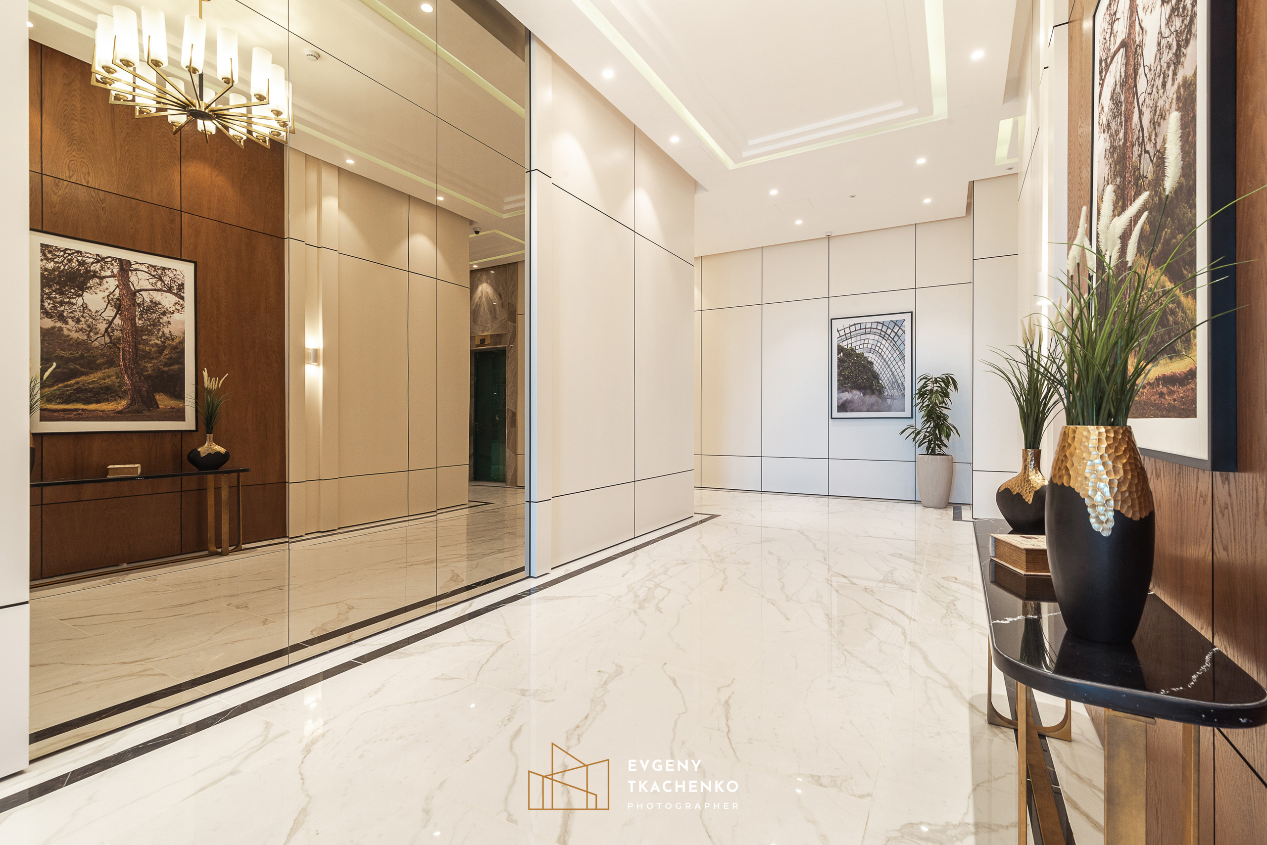 Интерьер холла и ландшафтный дизайн двора в ЖК «Дом на Ботаническом». Архитектурный и интерьерный фотограф в Казахстане