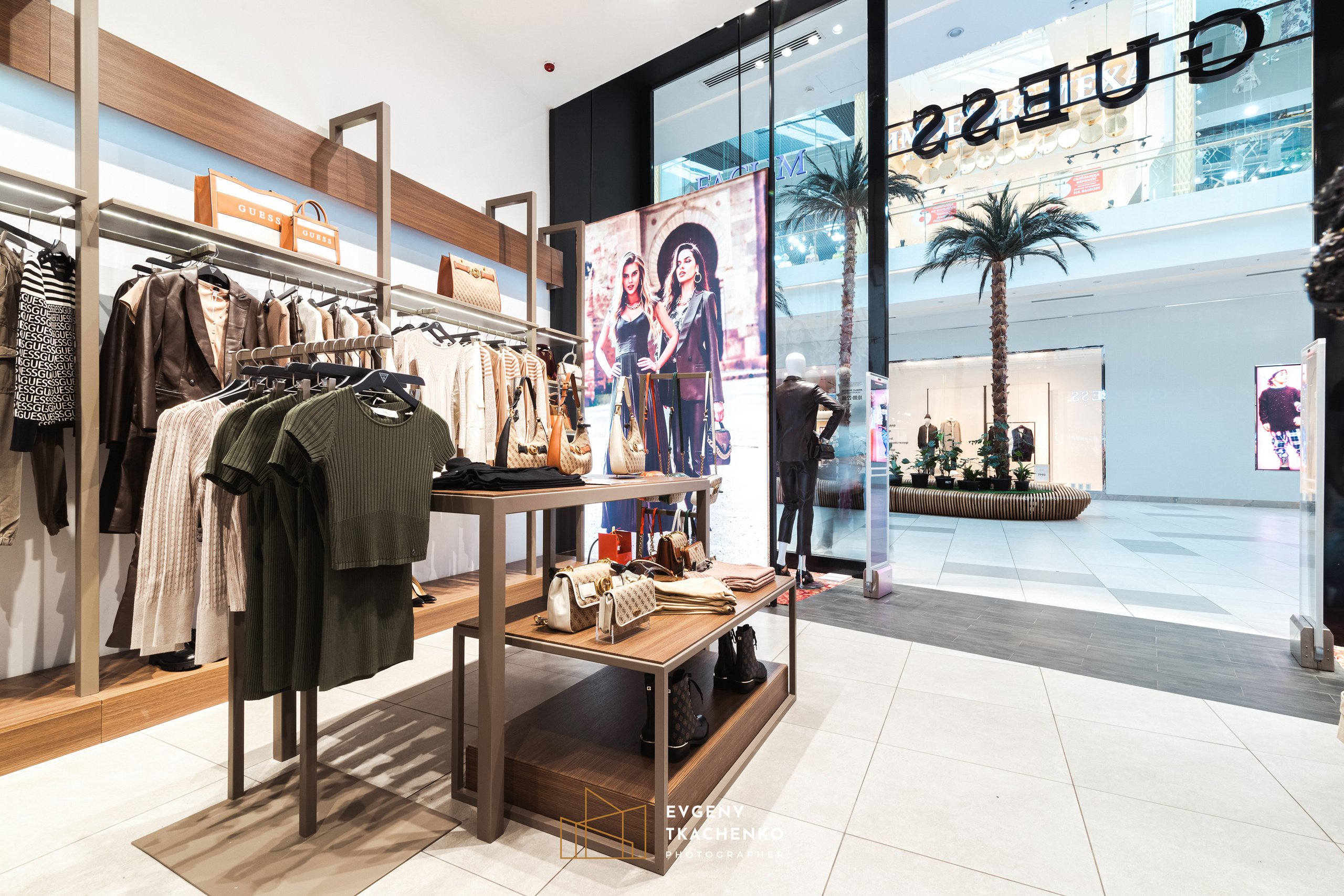 Шоу-рум «Guess» в Mega Silkway. Архитектурный и интерьерный фотограф в Казахстане