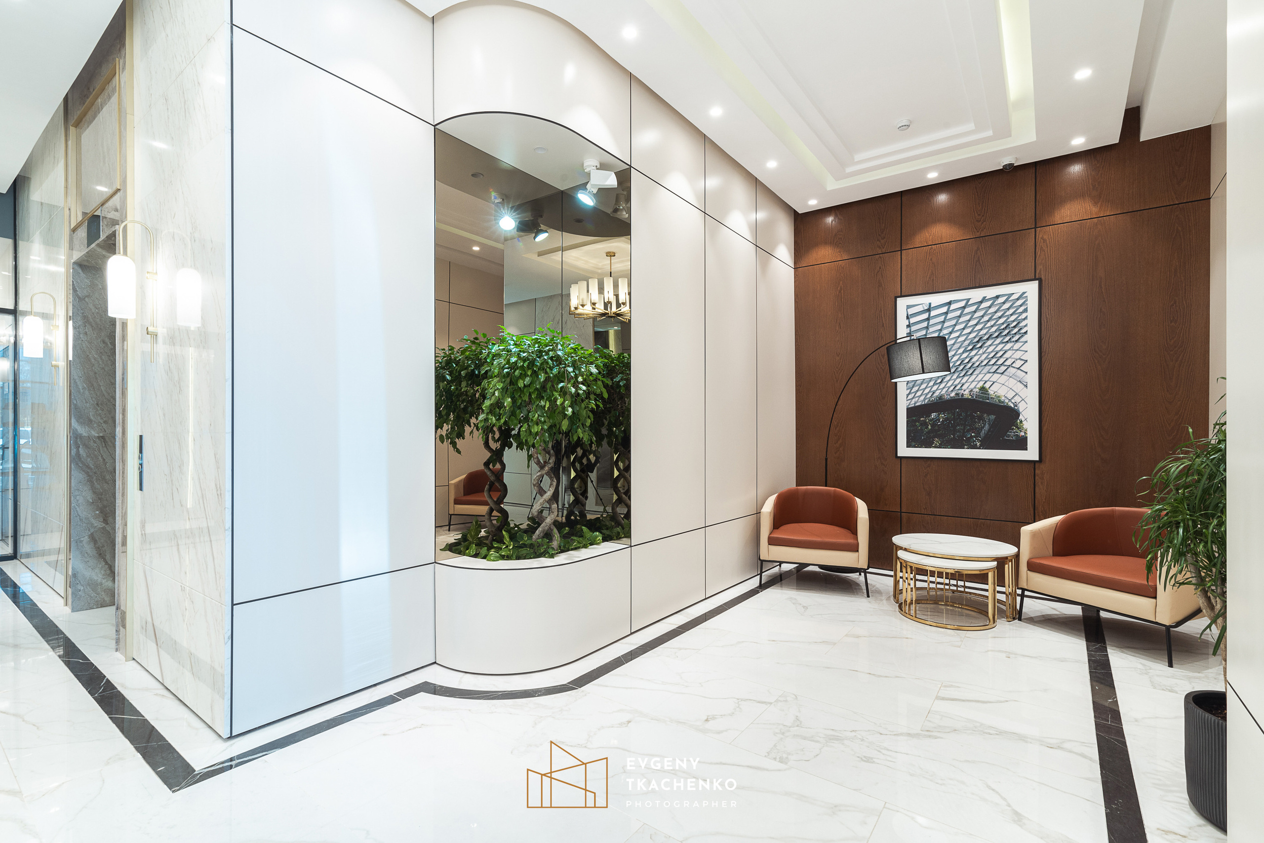 Интерьер холла и ландшафтный дизайн двора в ЖК «Дом на Ботаническом». Архитектурный и интерьерный фотограф в Казахстане