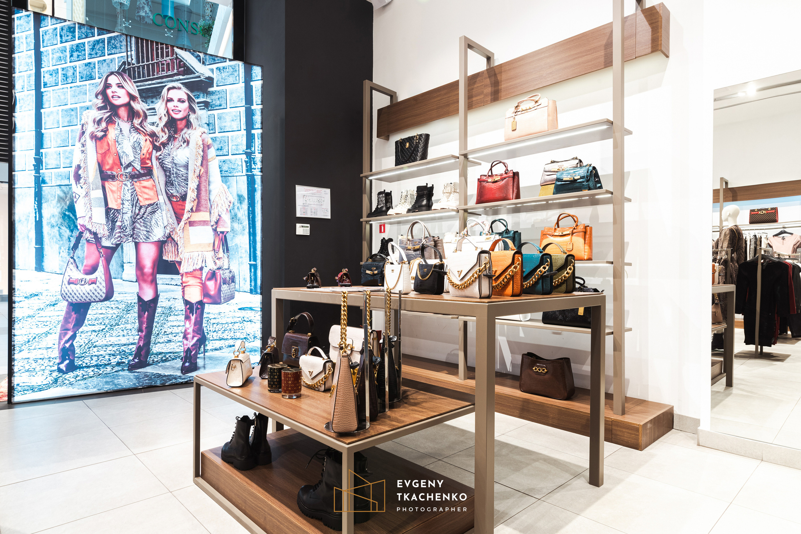 Шоу-рум «Guess» в Mega Silkway. Архитектурный и интерьерный фотограф в Казахстане