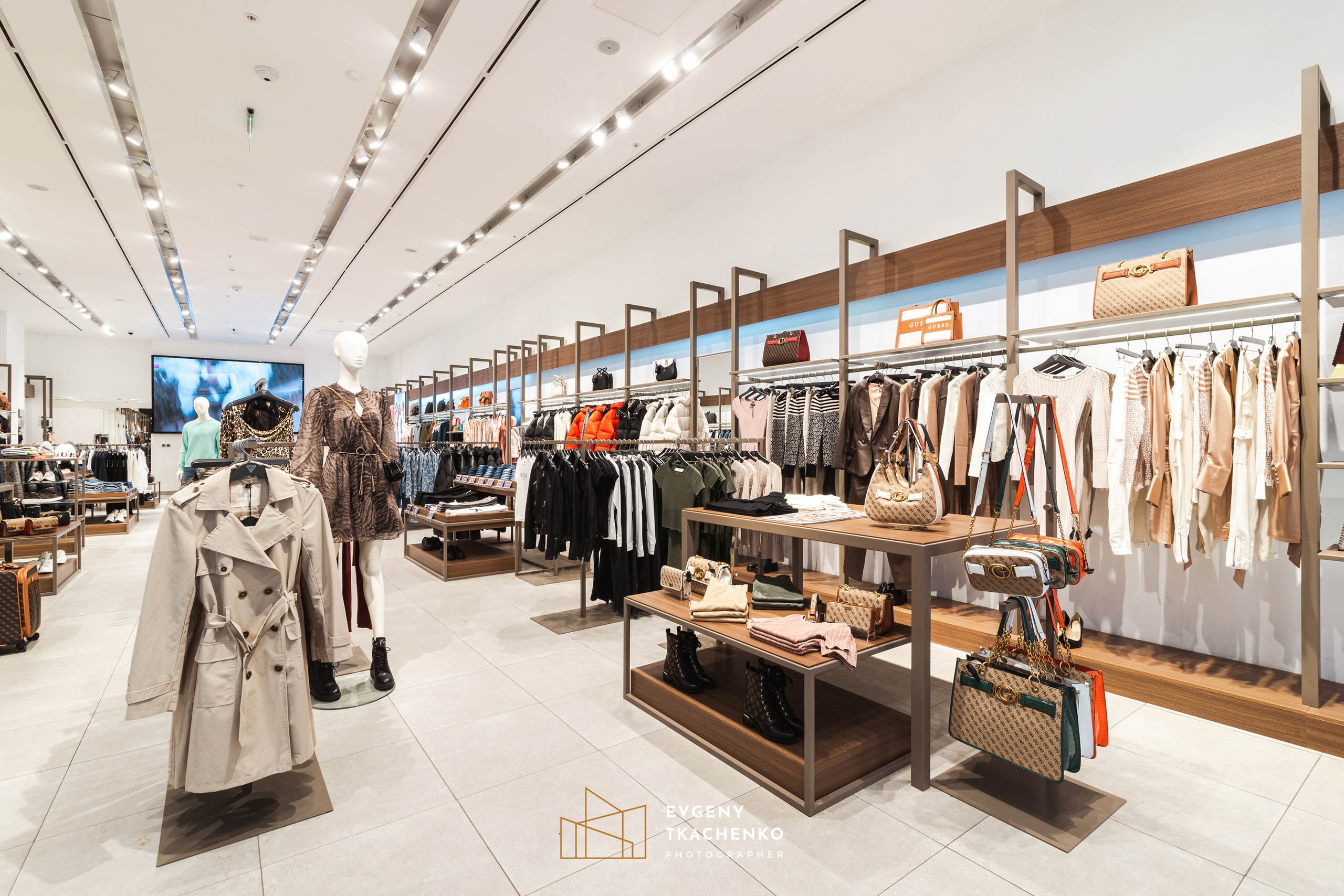 Шоу-рум «Guess» в Mega Silkway. Архитектурный и интерьерный фотограф в Казахстане