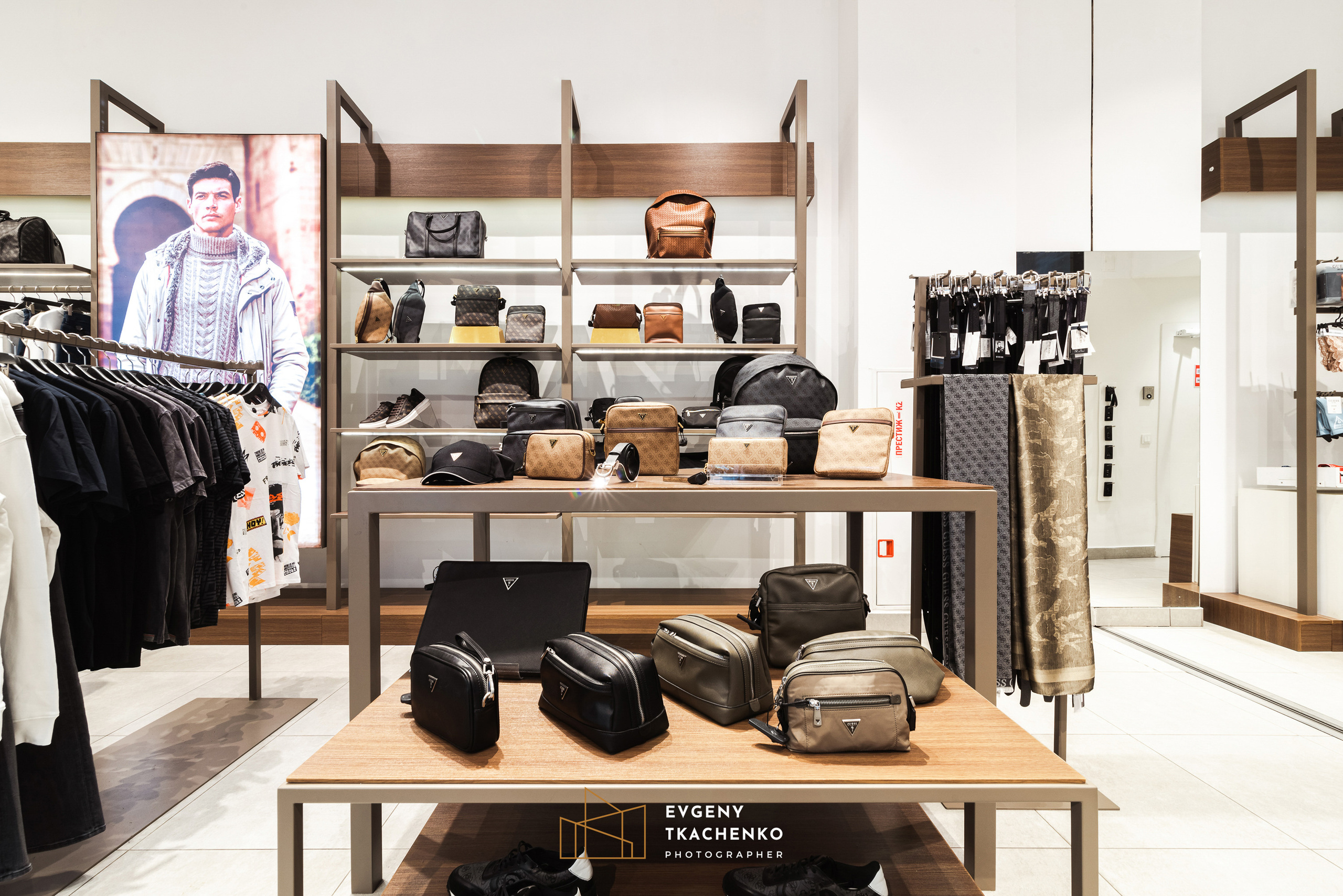 Шоу-рум «Guess» в Mega Silkway. Архитектурный и интерьерный фотограф в Казахстане