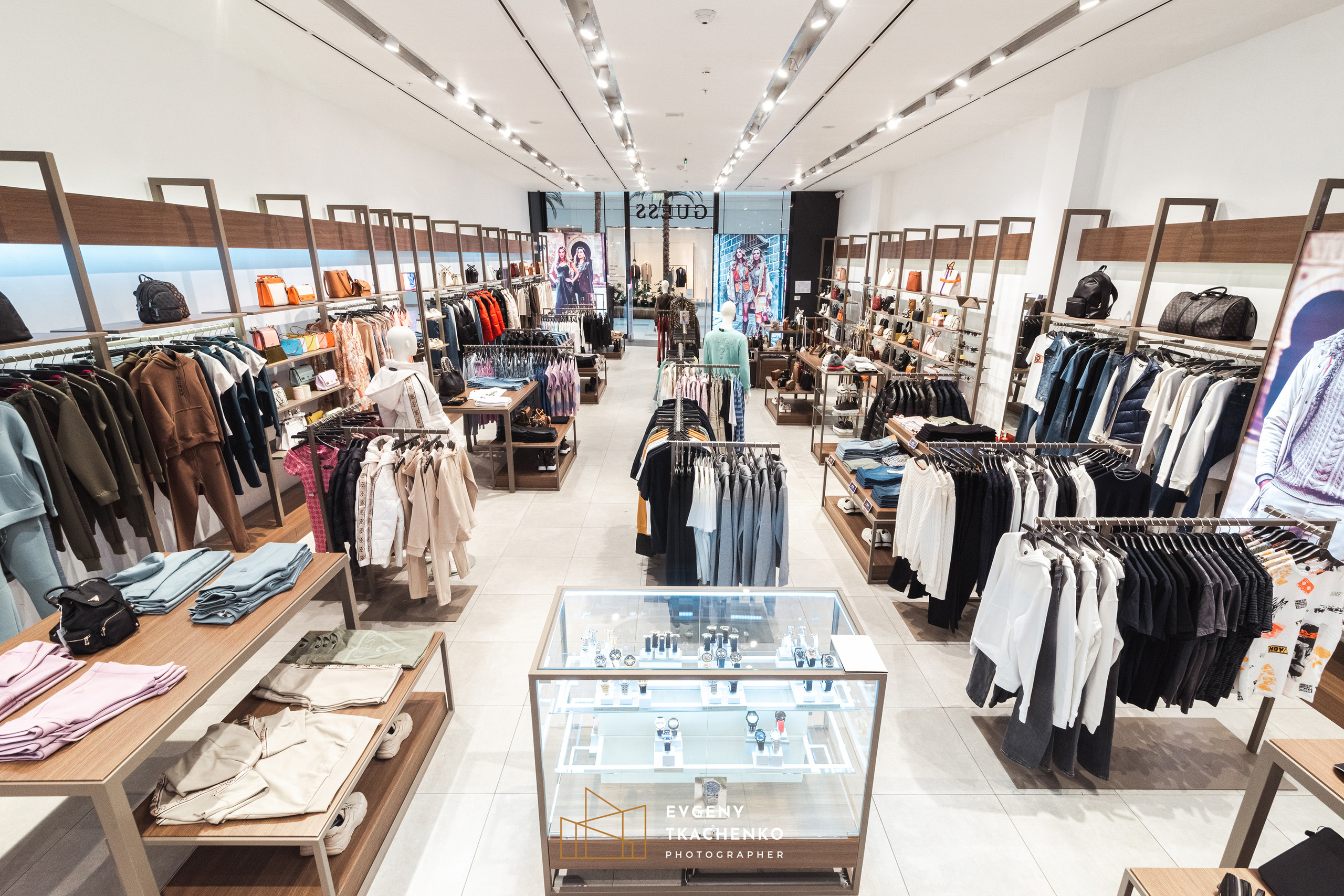 Шоу-рум «Guess» в Mega Silkway. Архитектурный и интерьерный фотограф в Казахстане