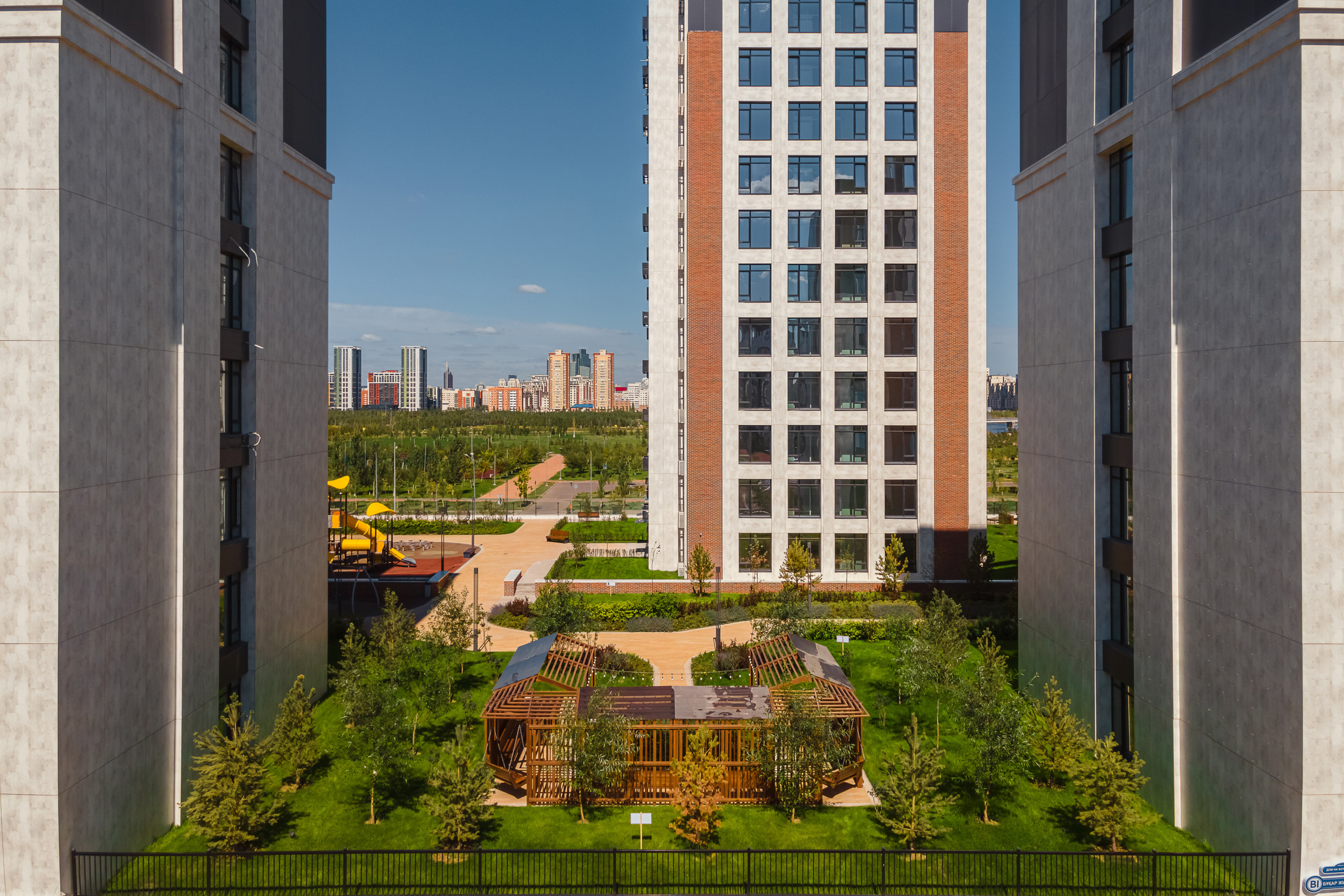 Интерьер холла и ландшафтный дизайн двора в ЖК «Дом на Ботаническом». Архитектурный и интерьерный фотограф в Казахстане