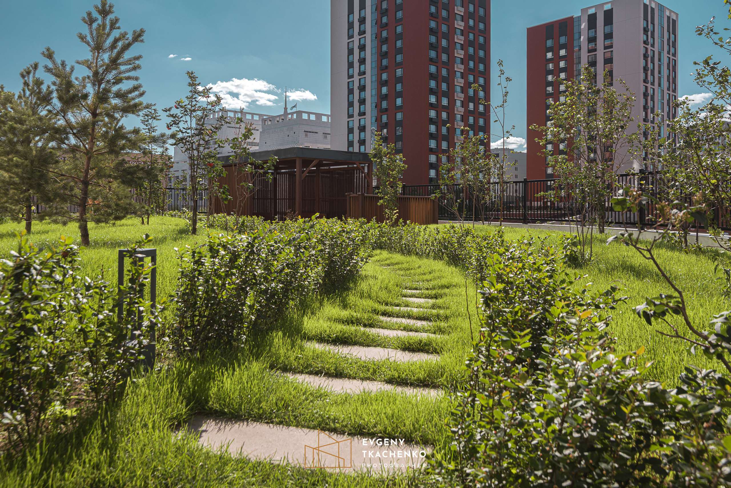 Интерьер холла и ландшафтный дизайн двора в ЖК «Дом на Ботаническом». Архитектурный и интерьерный фотограф в Казахстане