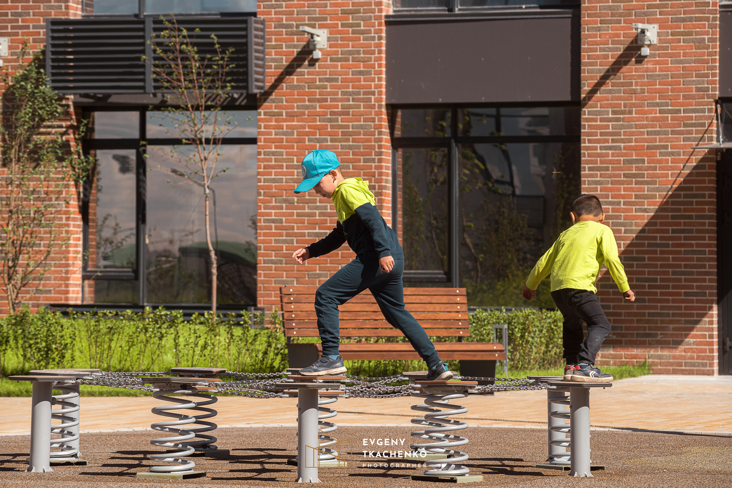 Интерьер холла и ландшафтный дизайн двора в ЖК «Дом на Ботаническом». Архитектурный и интерьерный фотограф в Казахстане