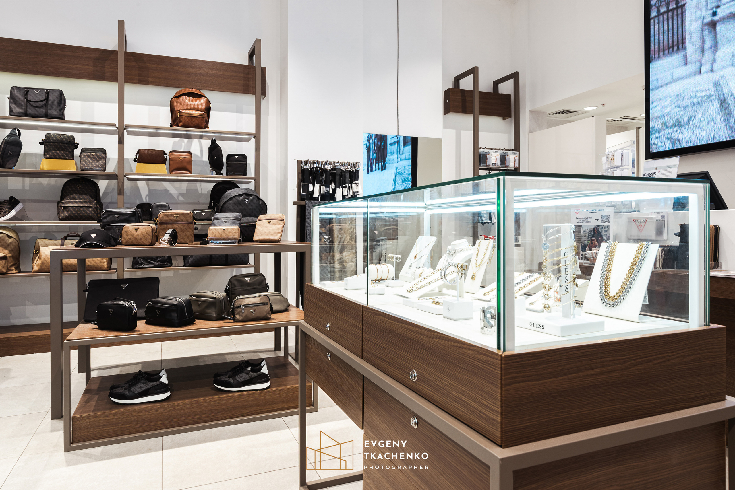 Шоу-рум «Guess» в Mega Silkway. Архитектурный и интерьерный фотограф в Казахстане