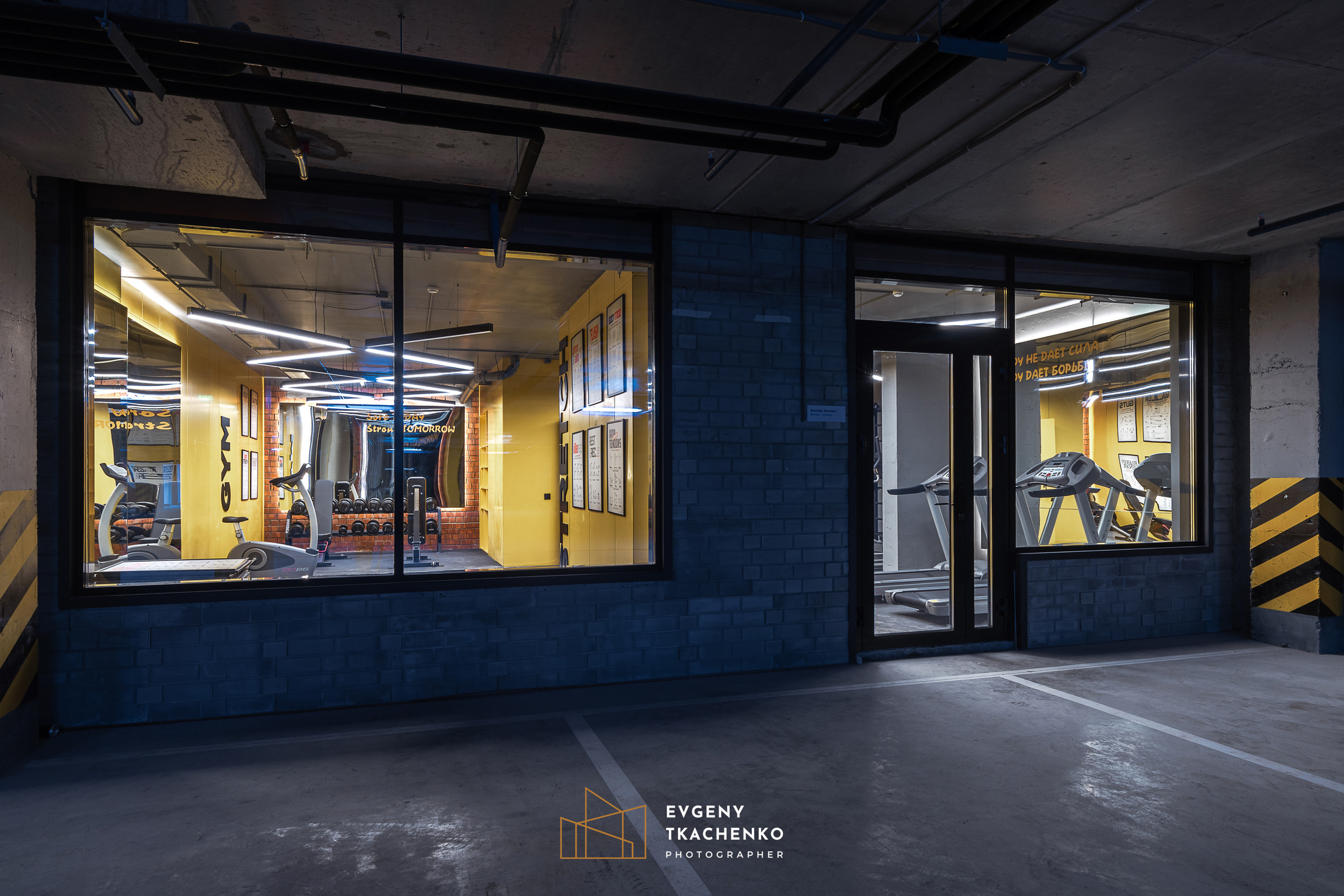 Интерьер холла и ландшафтный дизайн двора в ЖК «Дом на Ботаническом». Архитектурный и интерьерный фотограф в Казахстане