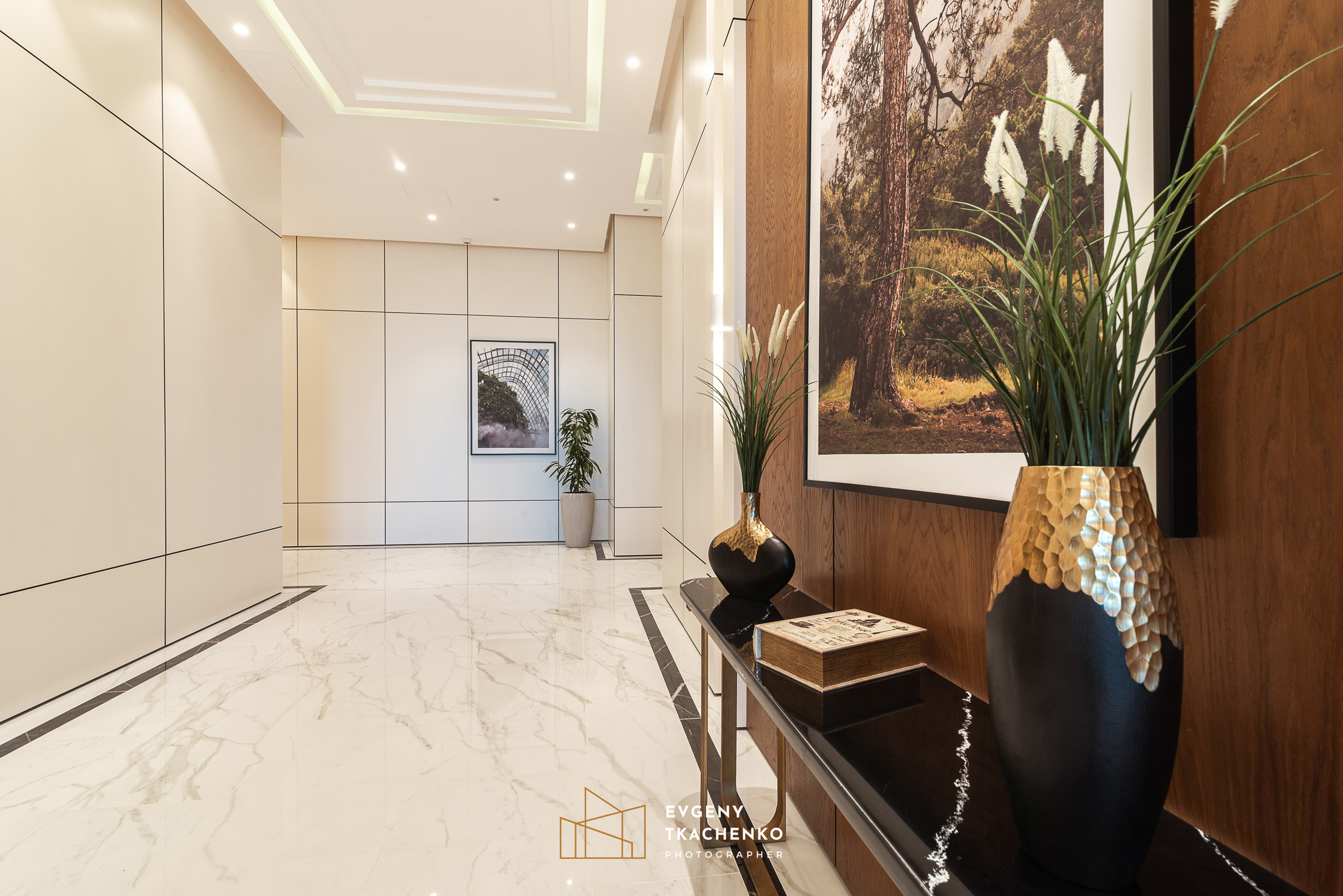 Интерьер холла и ландшафтный дизайн двора в ЖК «Дом на Ботаническом». Архитектурный и интерьерный фотограф в Казахстане