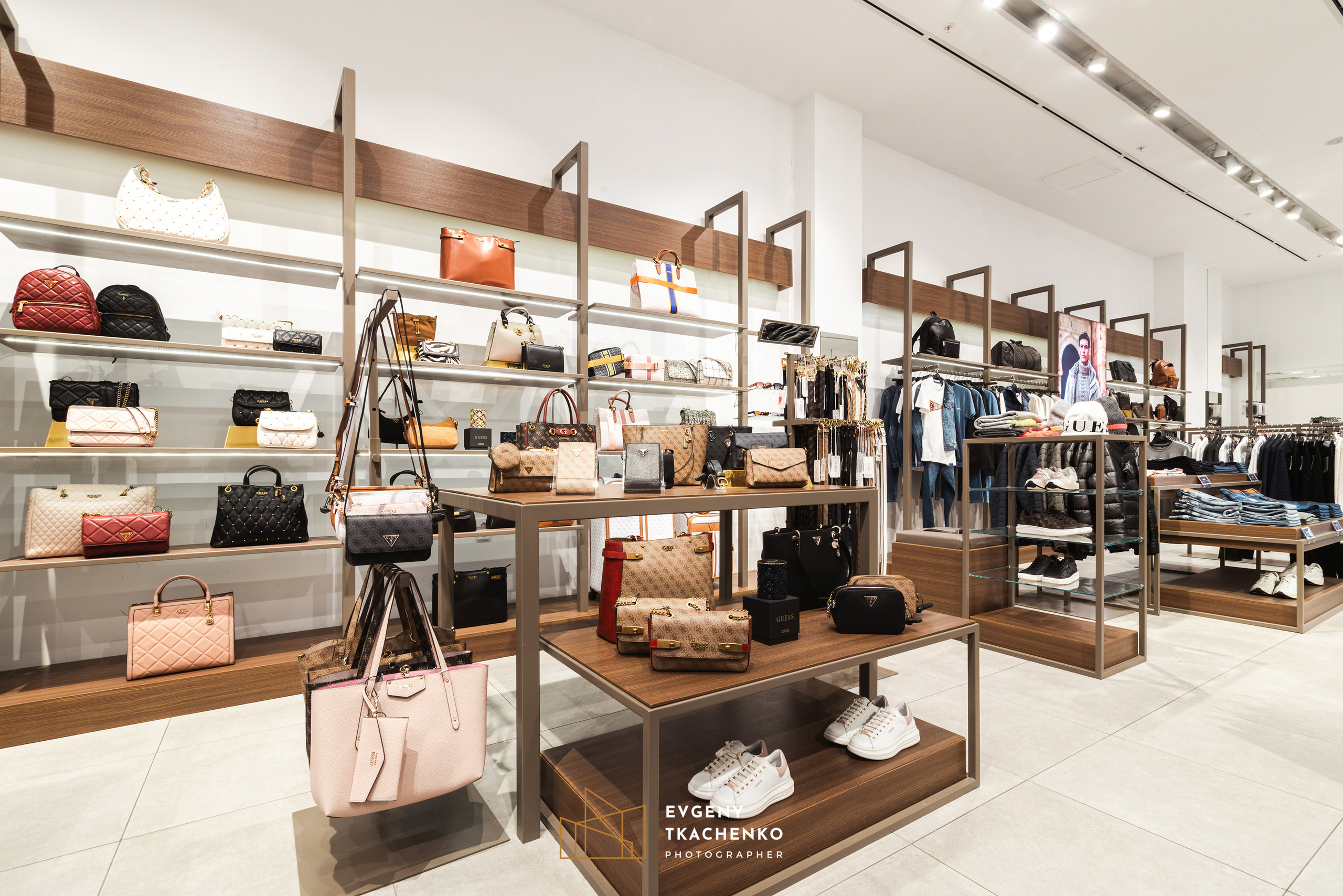 Шоу-рум «Guess» в Mega Silkway. Архитектурный и интерьерный фотограф в Казахстане