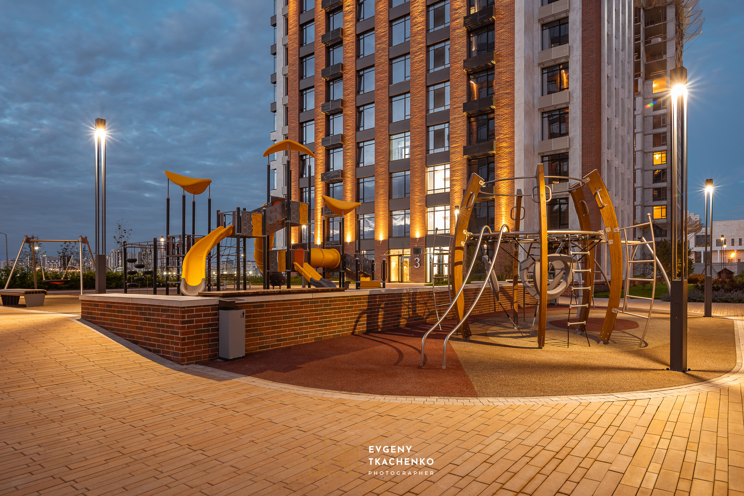 Интерьер холла и ландшафтный дизайн двора в ЖК «Дом на Ботаническом». Архитектурный и интерьерный фотограф в Казахстане