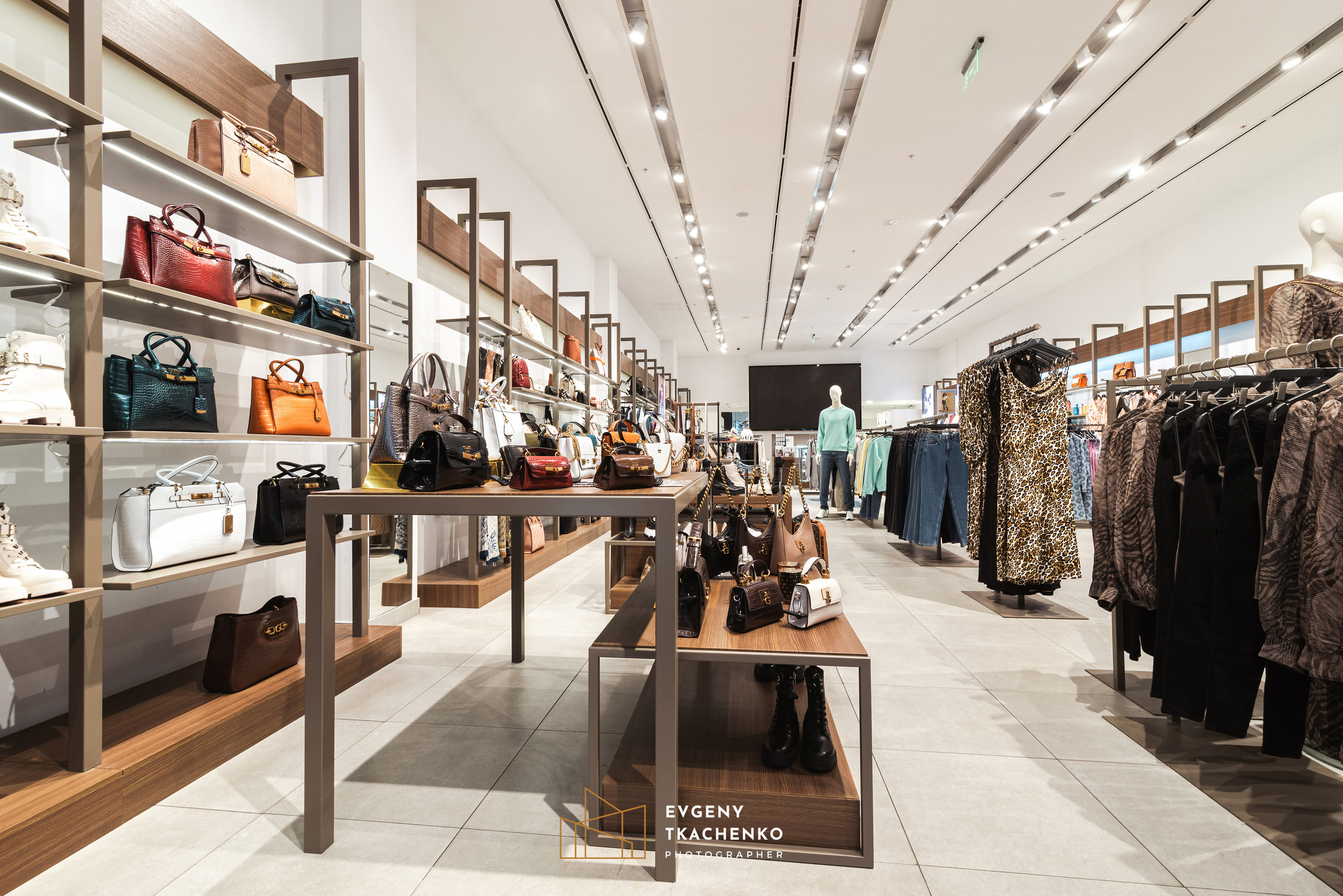 Шоу-рум «Guess» в Mega Silkway. Архитектурный и интерьерный фотограф в Казахстане