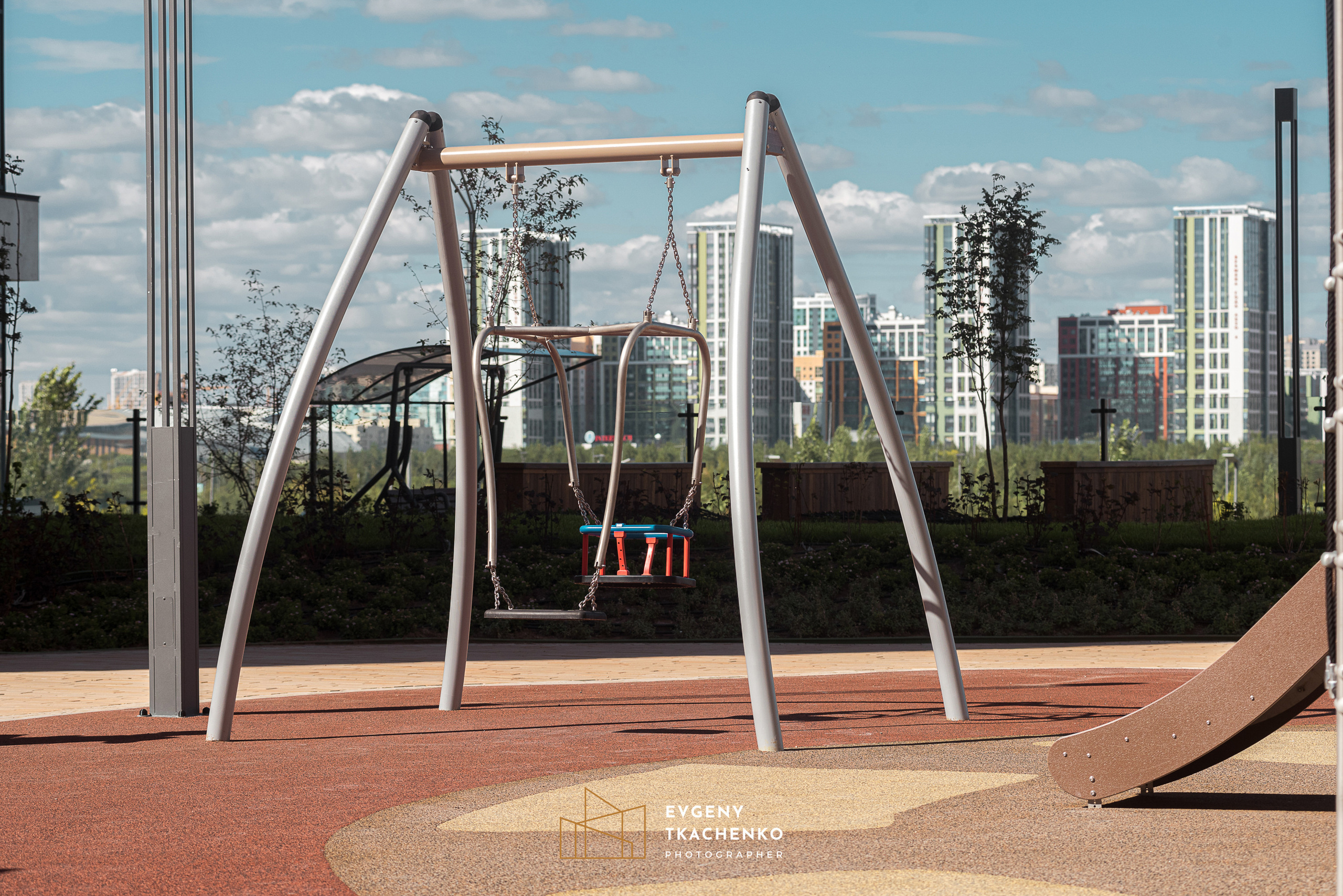 Интерьер холла и ландшафтный дизайн двора в ЖК «Дом на Ботаническом». Архитектурный и интерьерный фотограф в Казахстане