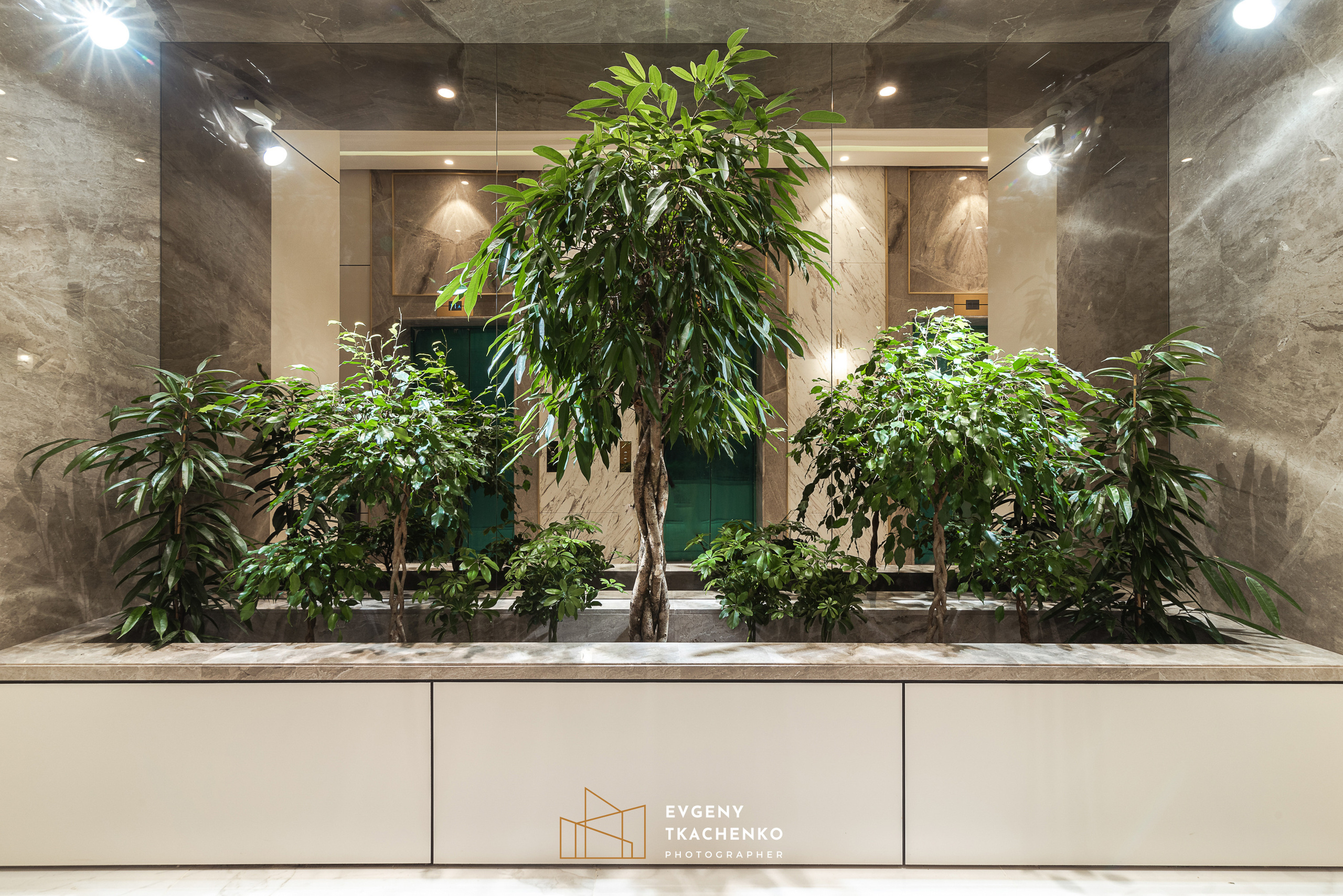 Интерьер холла и ландшафтный дизайн двора в ЖК «Дом на Ботаническом». Архитектурный и интерьерный фотограф в Казахстане