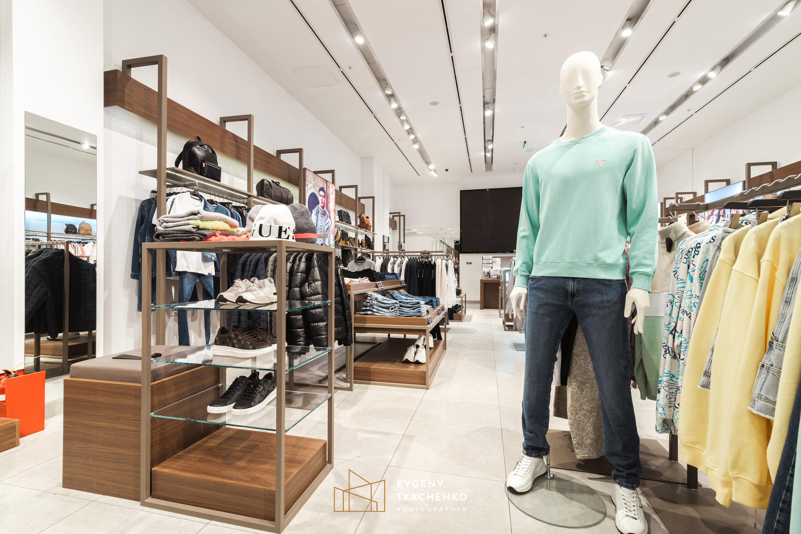 Шоу-рум «Guess» в Mega Silkway. Архитектурный и интерьерный фотограф в Казахстане