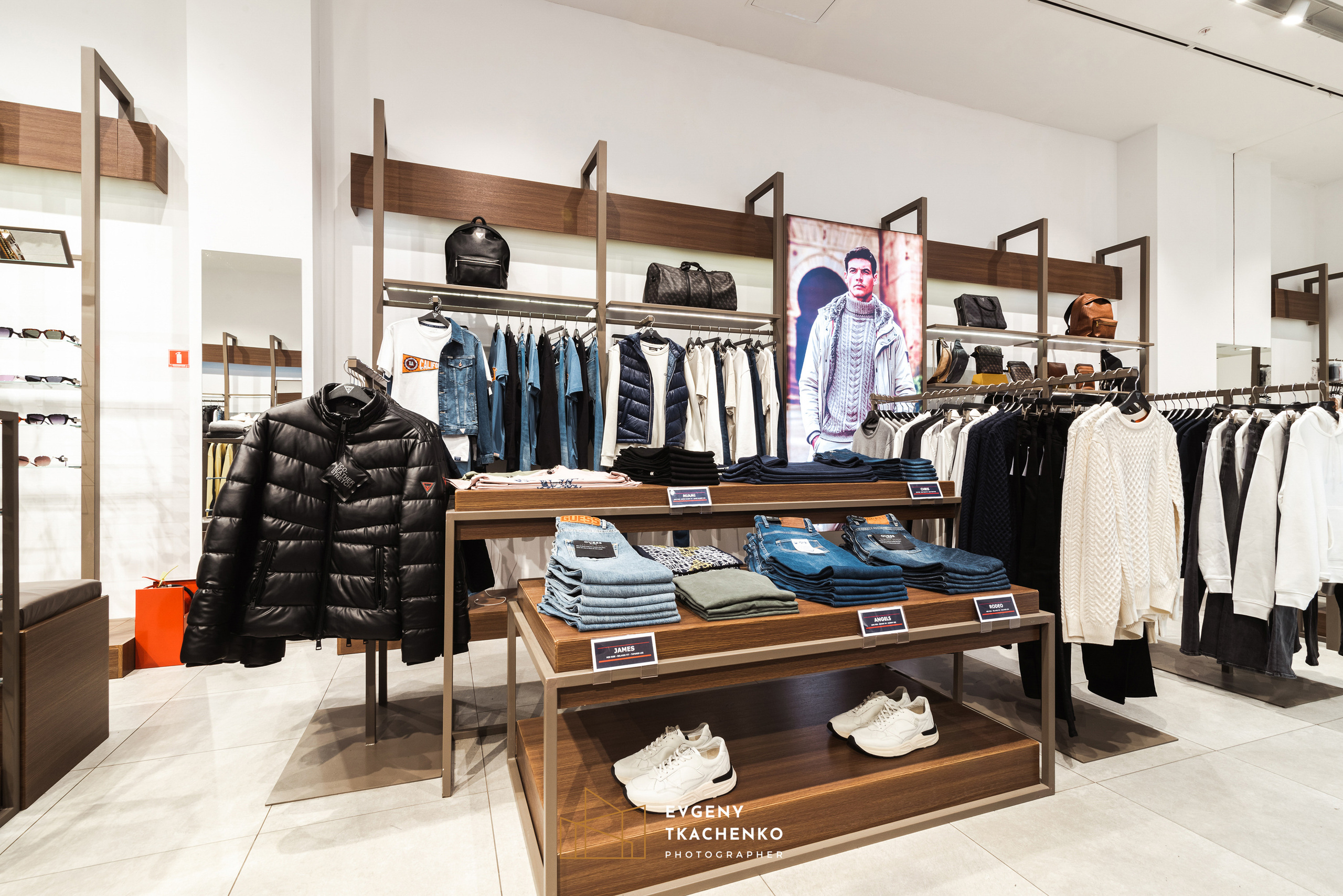 Шоу-рум «Guess» в Mega Silkway. Архитектурный и интерьерный фотограф в Казахстане