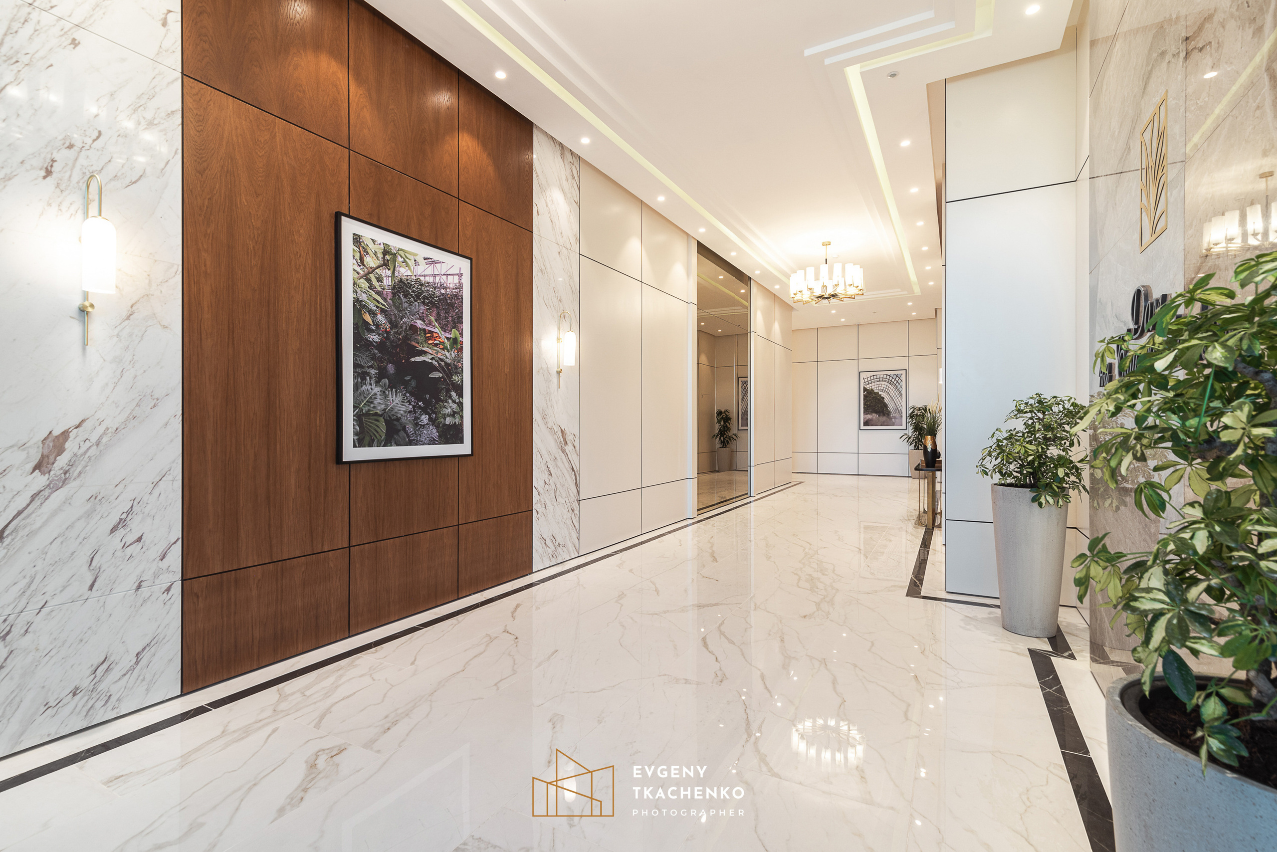 Интерьер холла и ландшафтный дизайн двора в ЖК «Дом на Ботаническом». Архитектурный и интерьерный фотограф в Казахстане