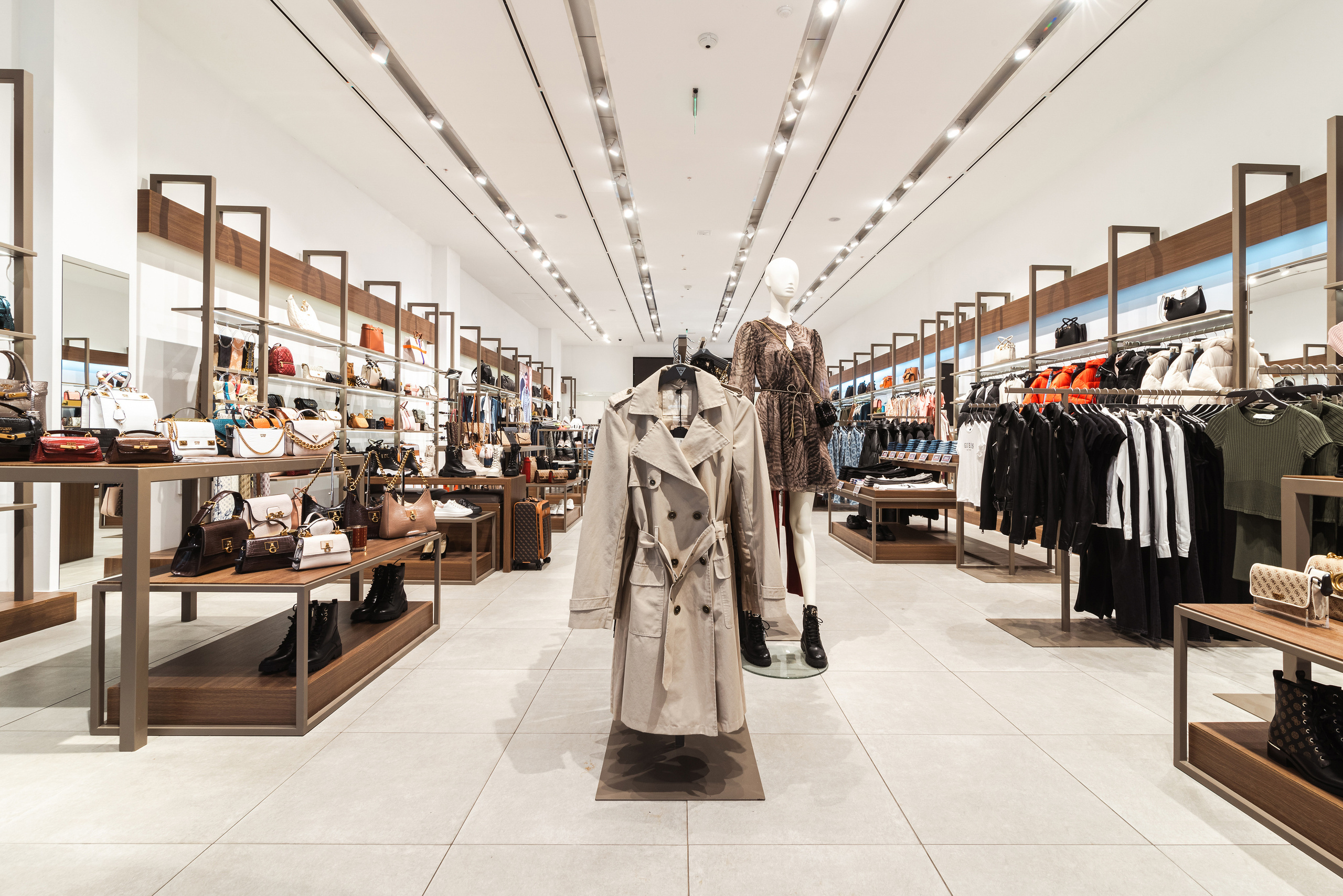 Шоу-рум «Guess» в Mega Silkway. Архитектурный и интерьерный фотограф в Казахстане