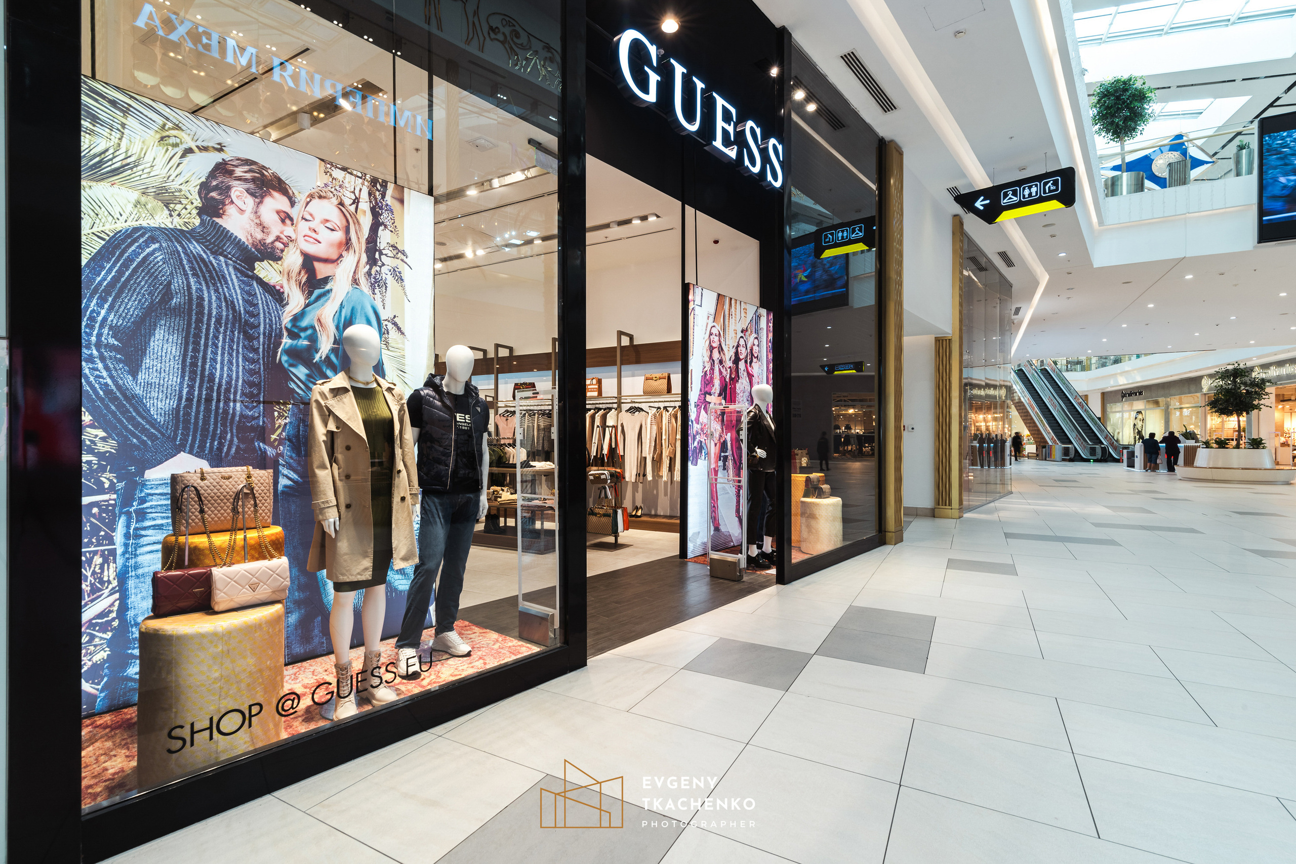 Шоу-рум «Guess» в Mega Silkway. Архитектурный и интерьерный фотограф в Казахстане