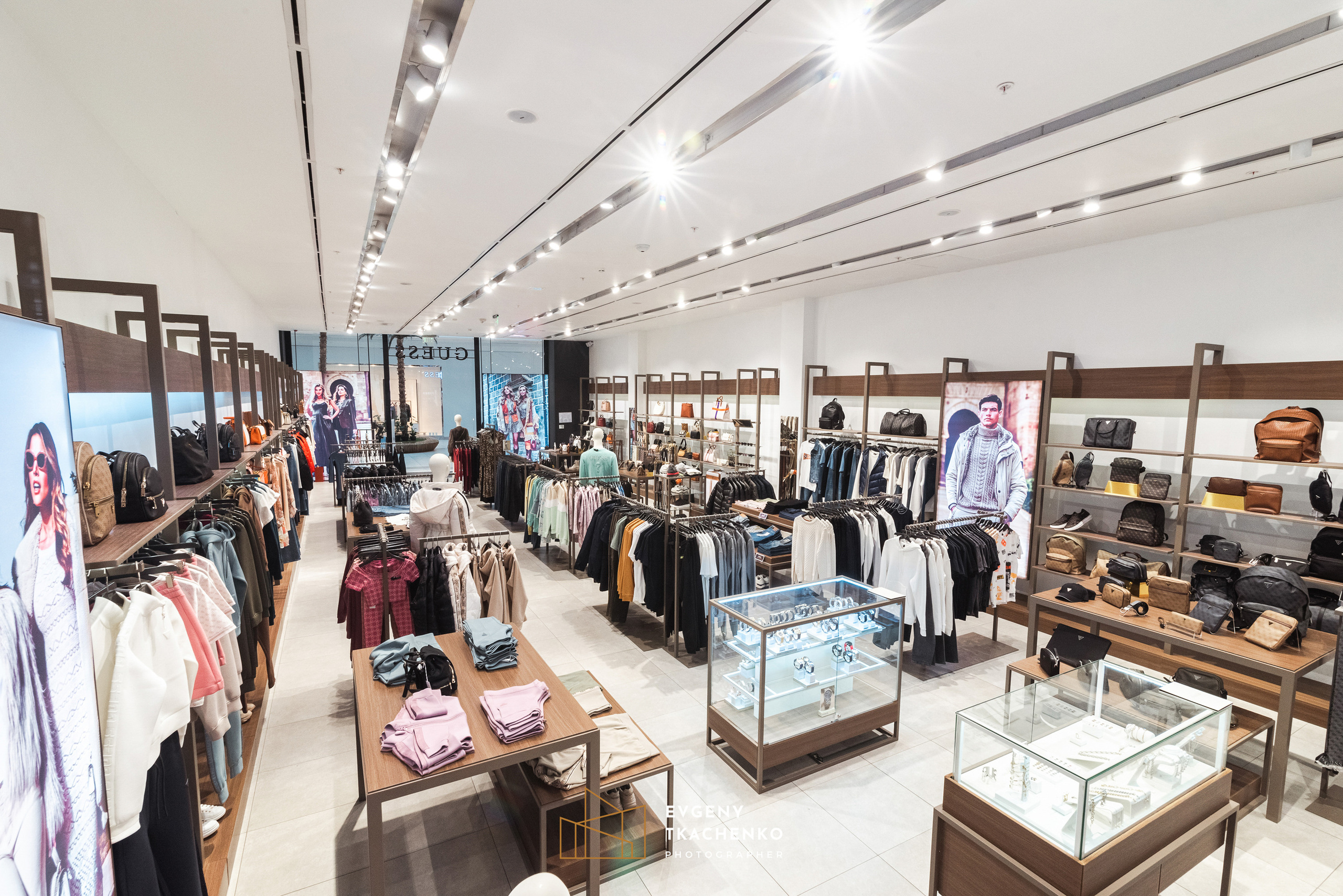 Шоу-рум «Guess» в Mega Silkway. Архитектурный и интерьерный фотограф в Казахстане