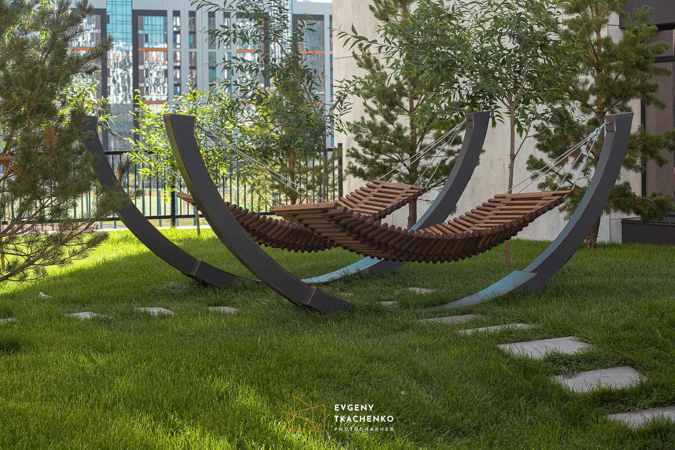 Интерьер холла и ландшафтный дизайн двора в ЖК «Дом на Ботаническом». Архитектурный и интерьерный фотограф в Казахстане